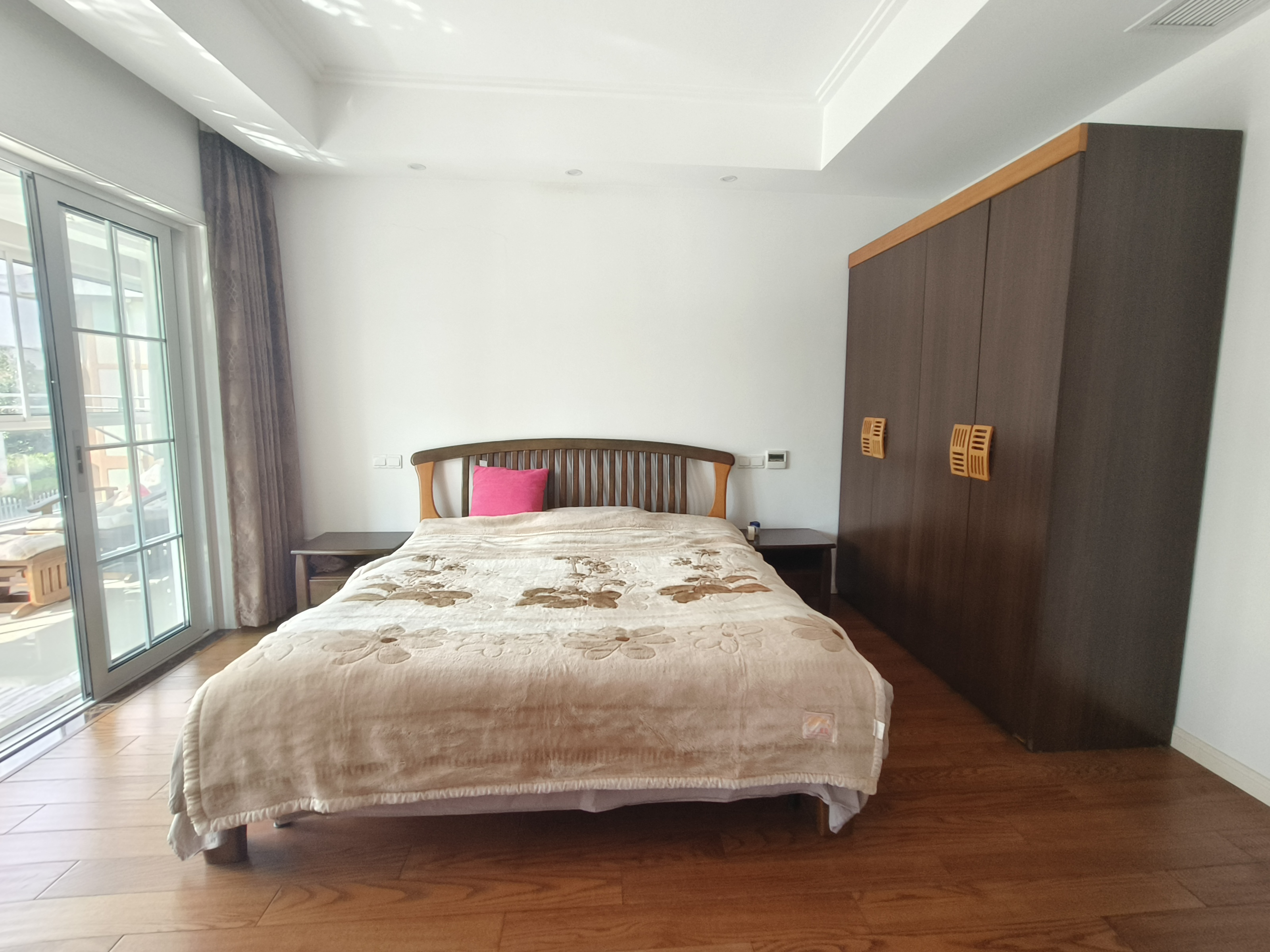 东郊庄园 5室2厅3卫 285m²