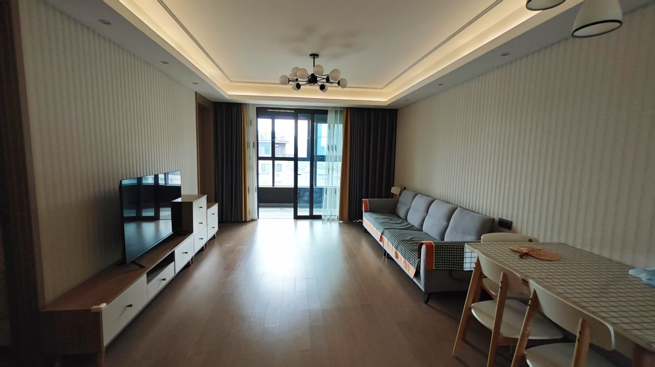 龙湖天宸源著 3室2厅2卫 117m²