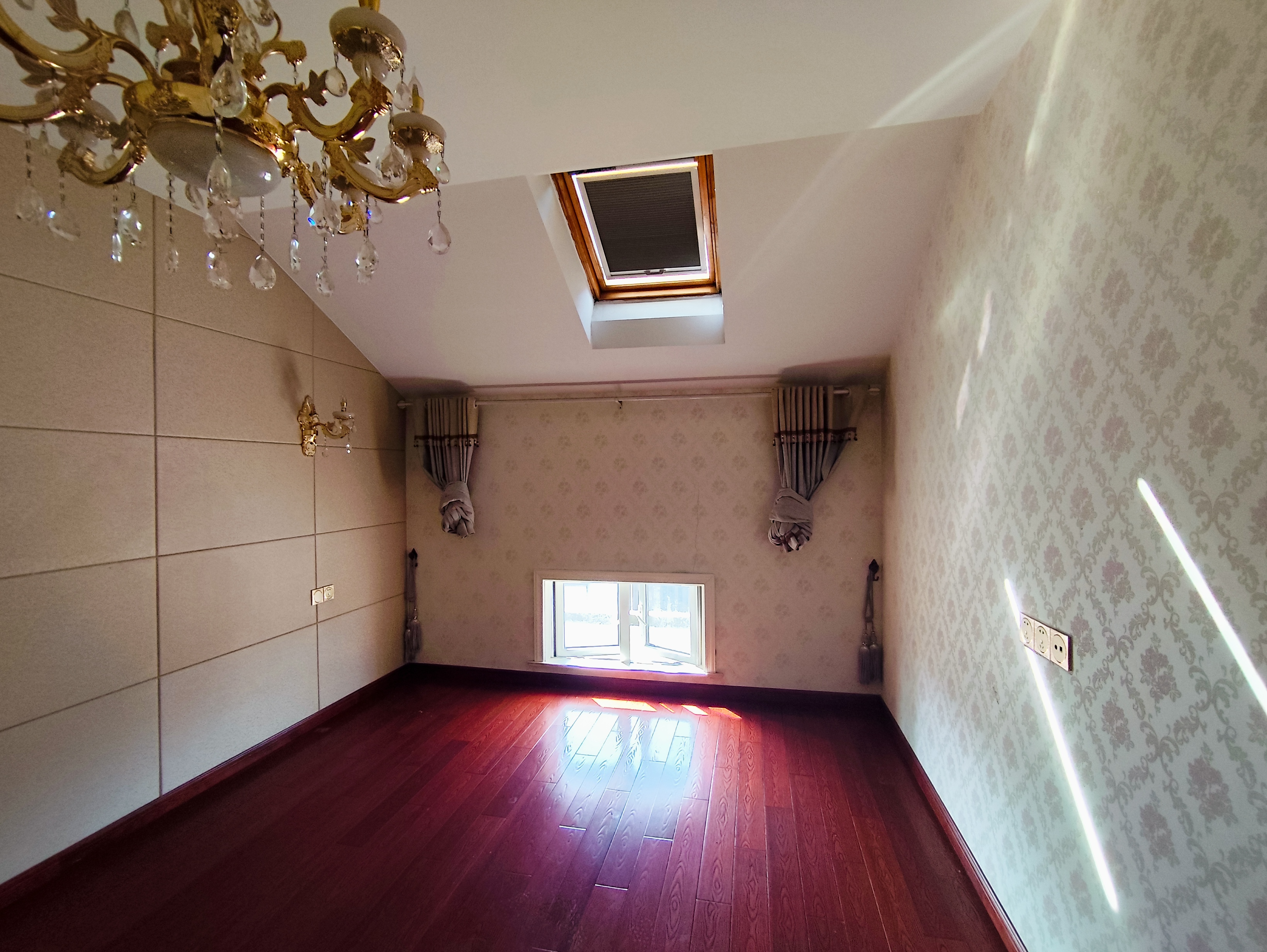 军山花园 5室3厅3卫 219.54m²