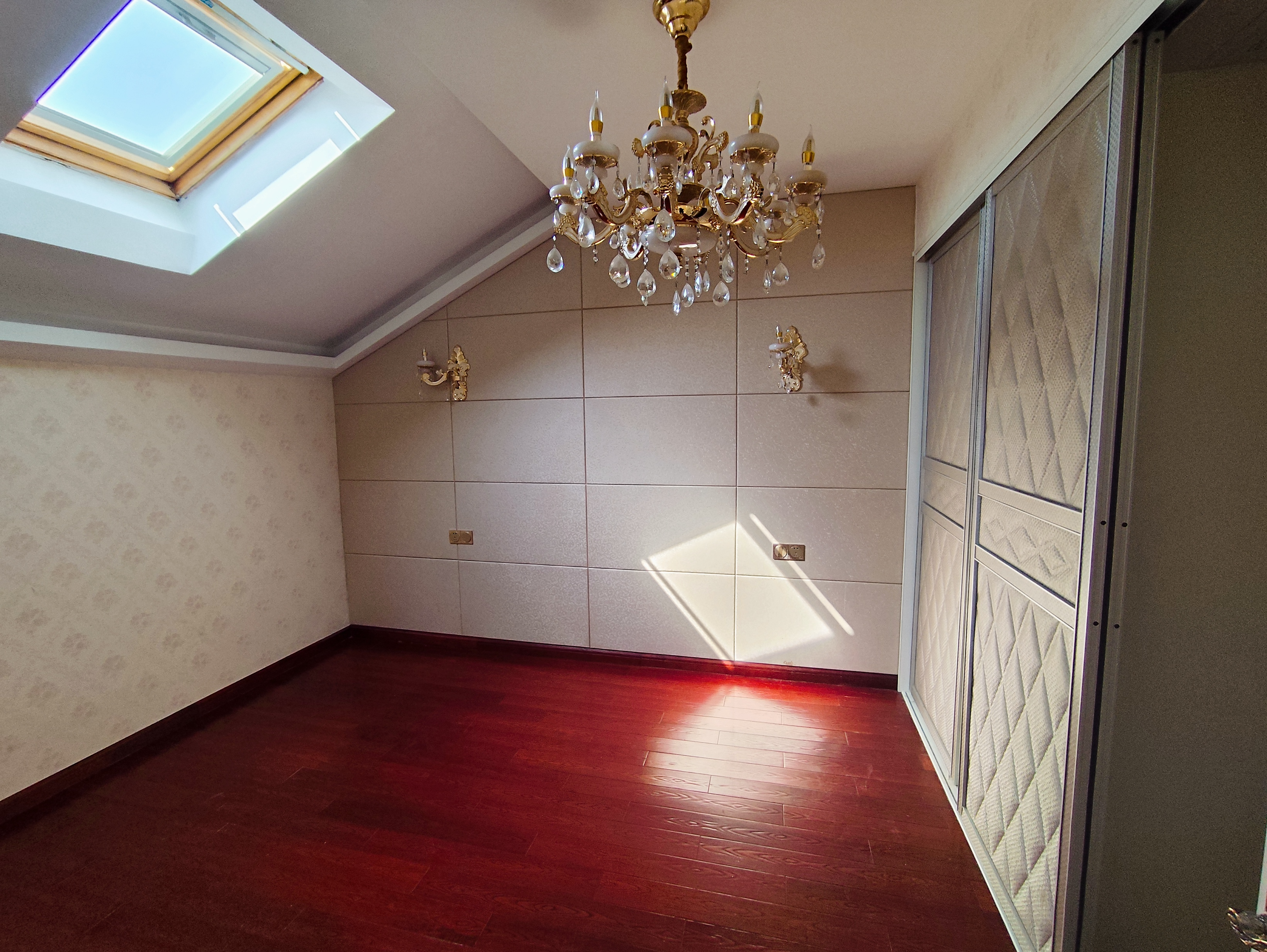 军山花园 5室3厅3卫 219.54m²