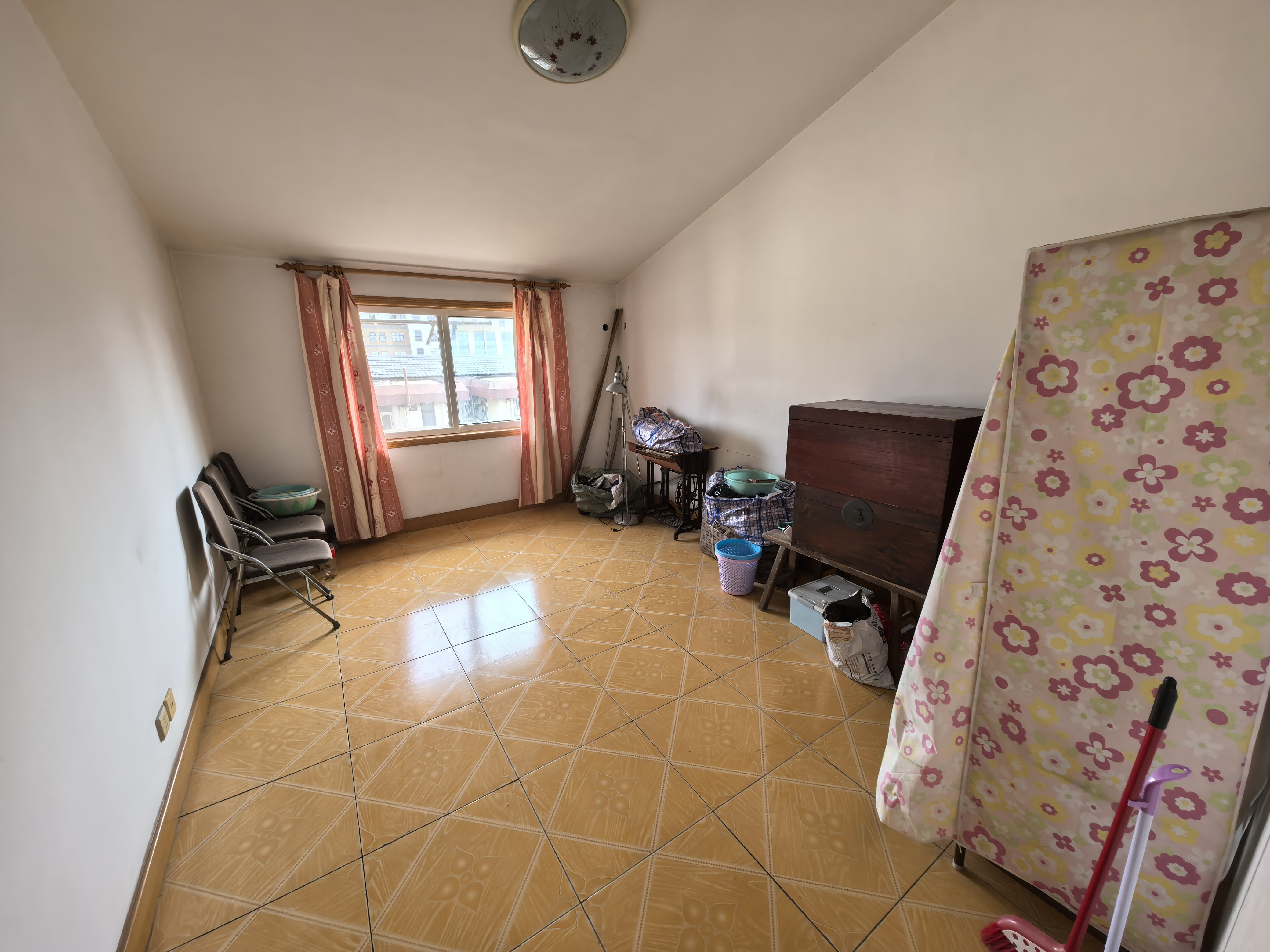 新龙花苑 5室2厅2卫 181.88m²