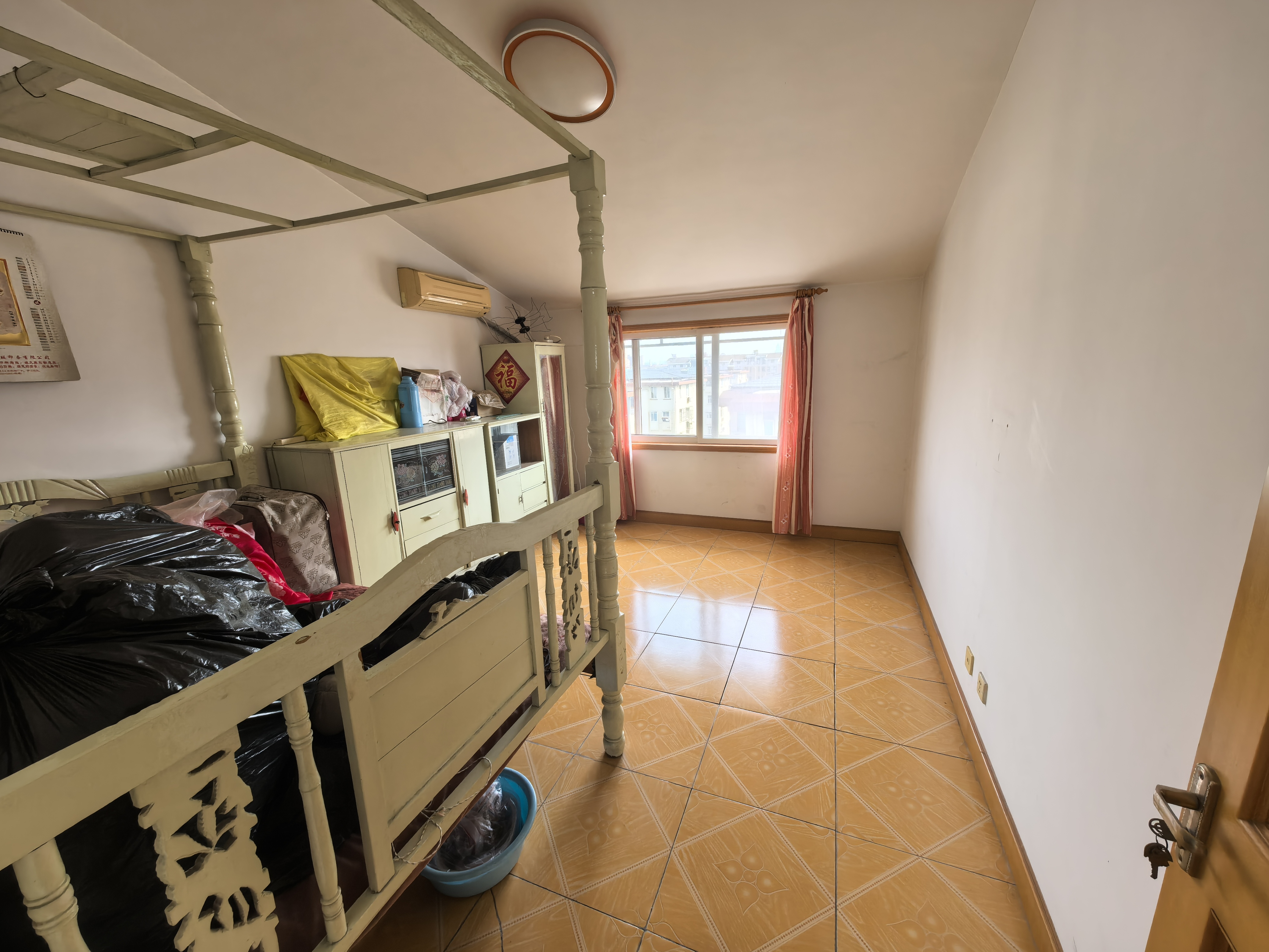 新龙花苑 5室2厅2卫 181.88m²