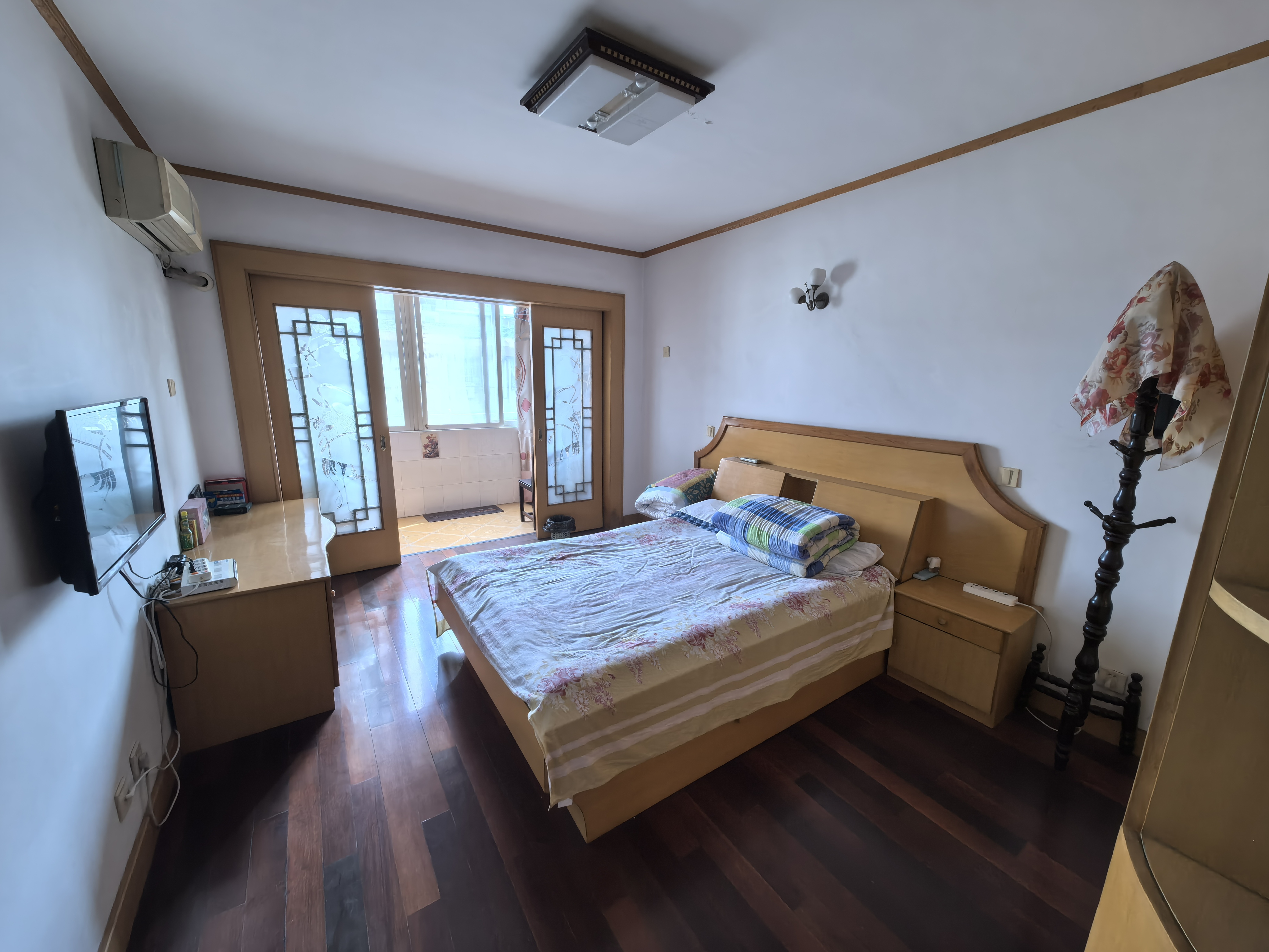 新龙花苑 5室2厅2卫 181.88m²