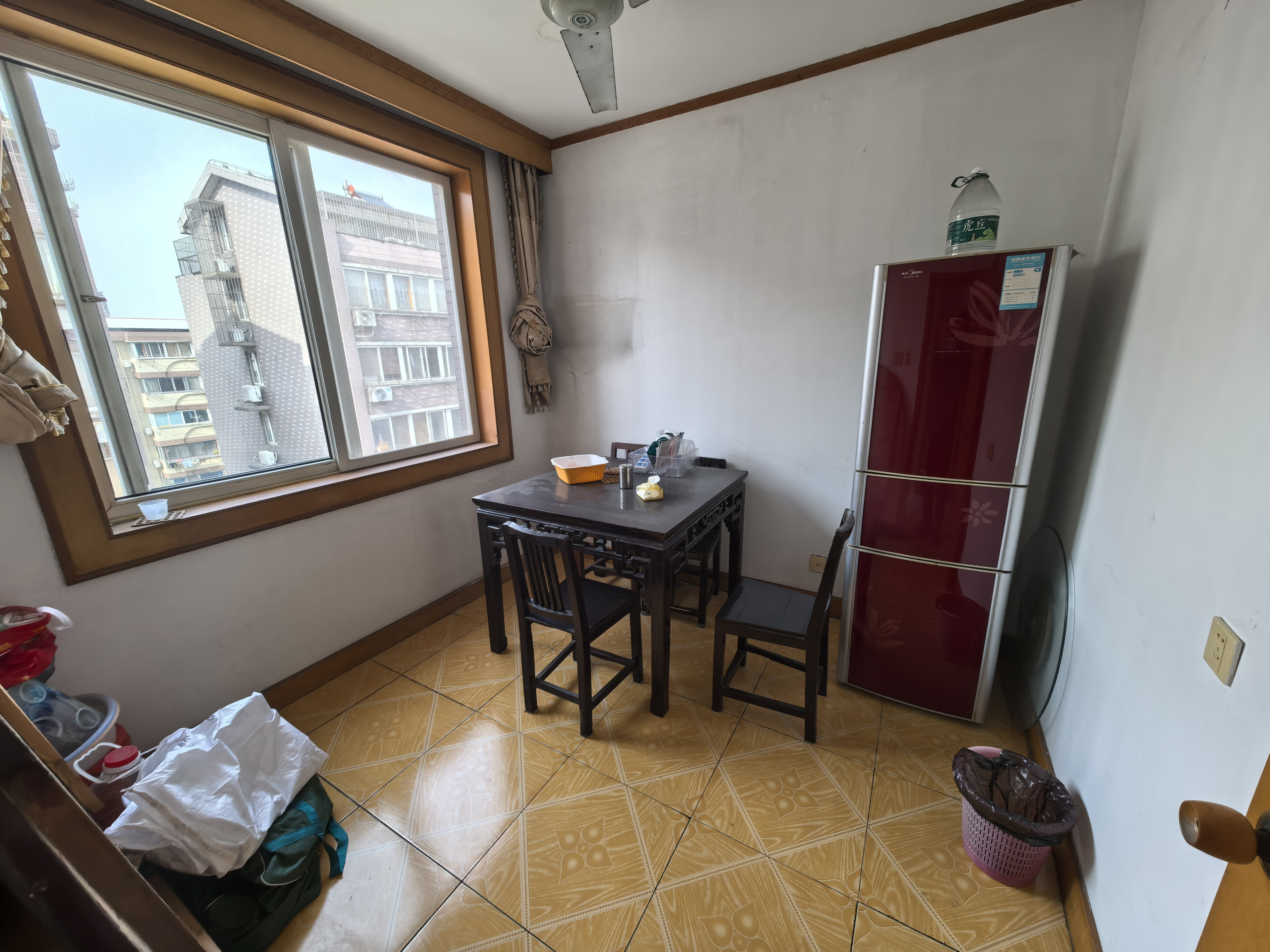 新龙花苑 5室2厅2卫 181.88m²