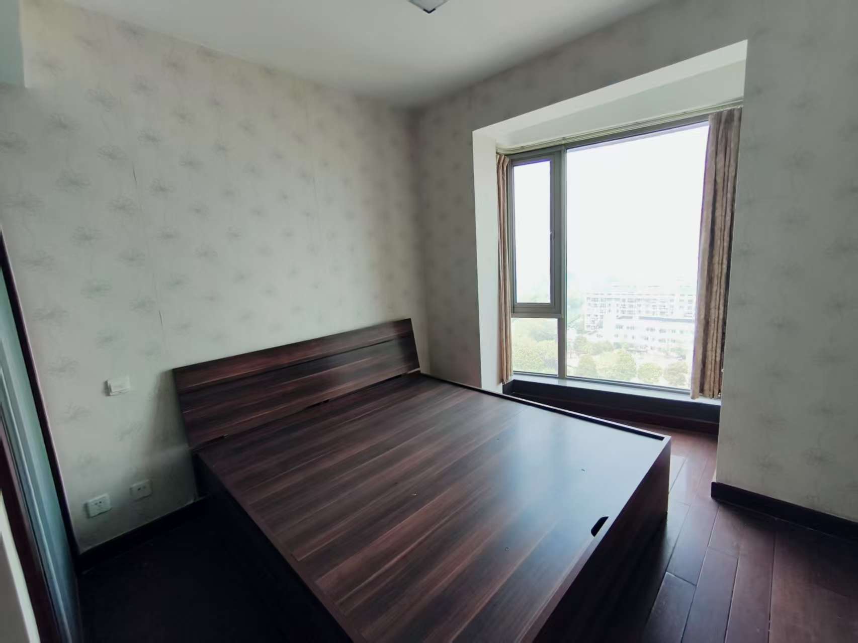 绿城玉兰公寓 3室2厅1卫 122m²
