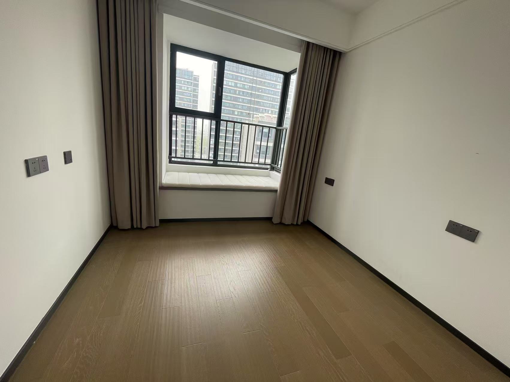 滨江道静园 4室2厅2卫 143m&sup2;