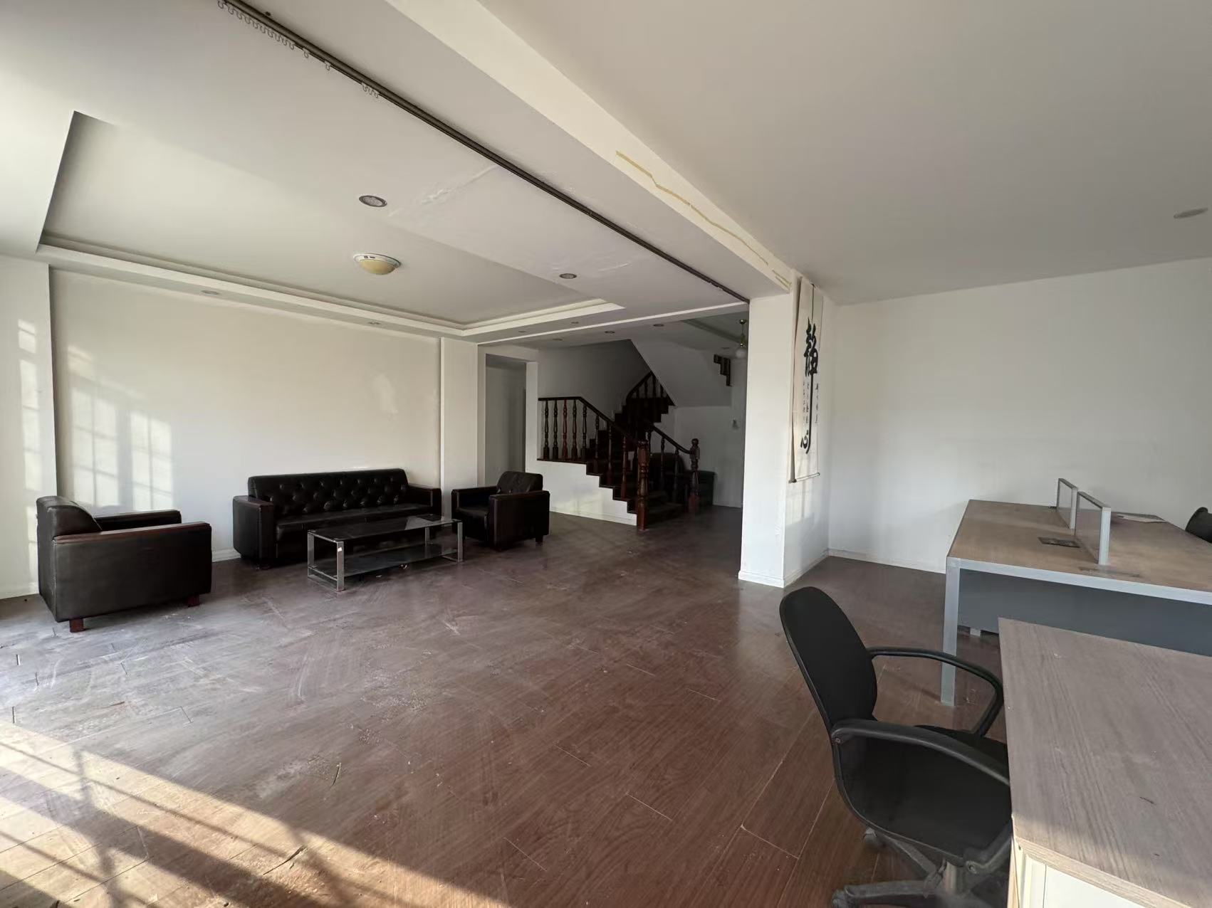 星湖花园 4室2厅2卫 395m²