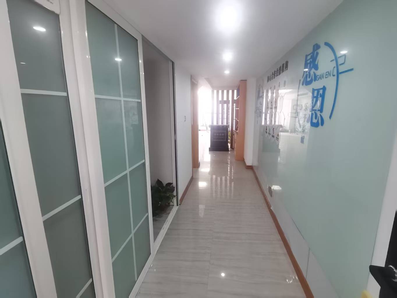 恒隆国际 2室1厅1卫 70m&sup2;