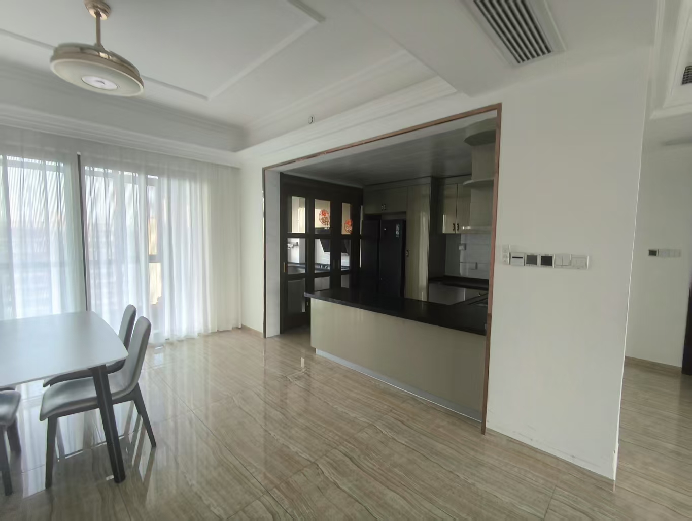 碧桂园时代悦城 5室2厅2卫 270.00m&sup2;