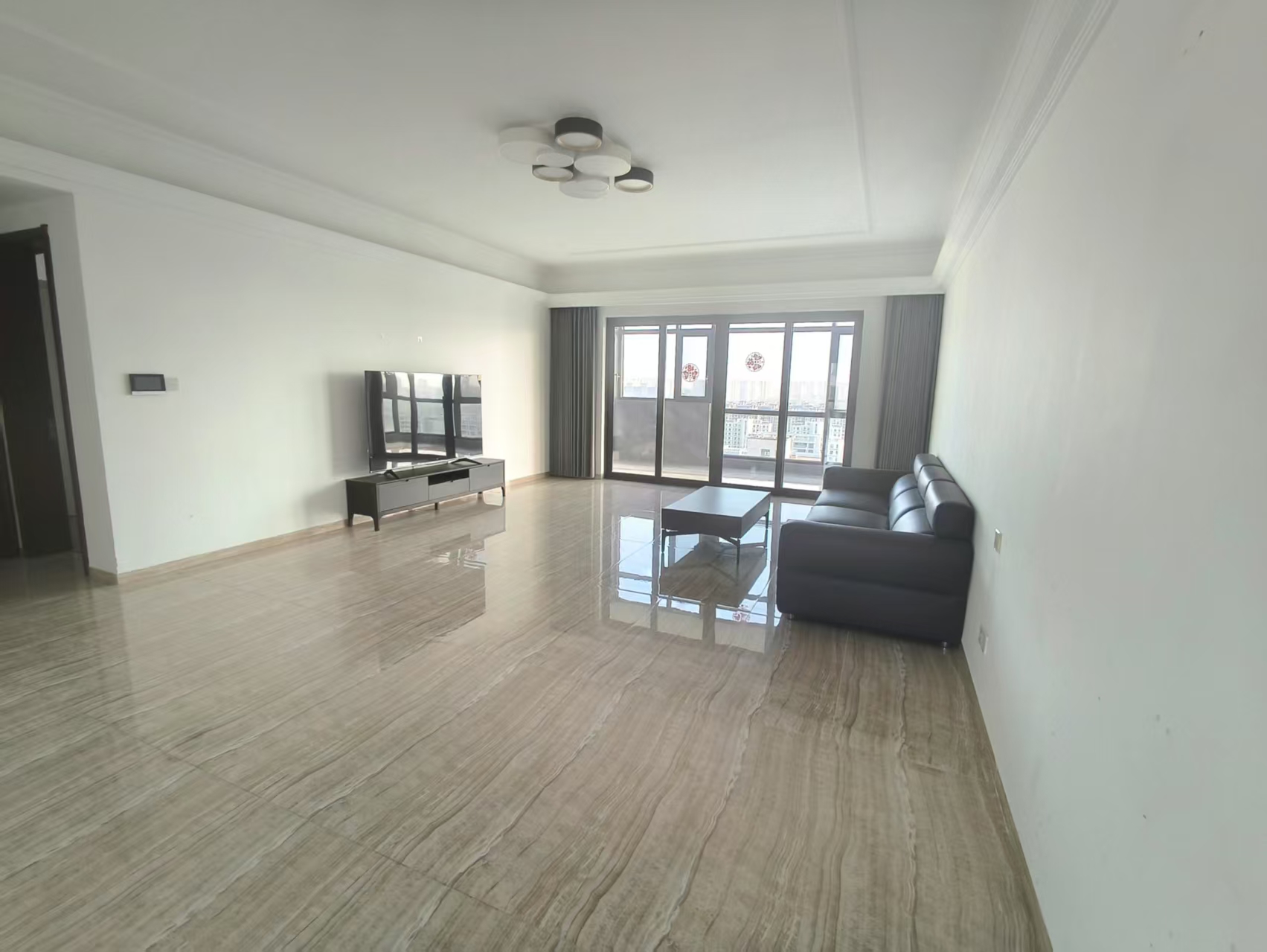 碧桂园时代悦城 5室2厅2卫 270.00m&sup2;