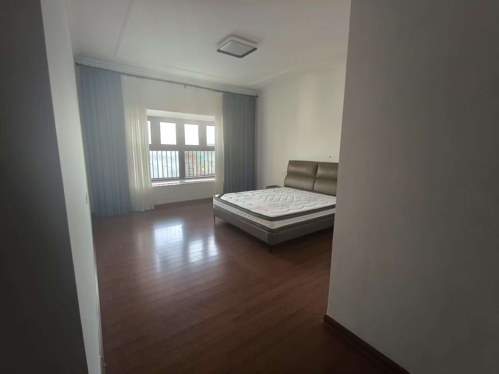 碧桂园时代悦城 5室2厅2卫 270.00m&sup2;