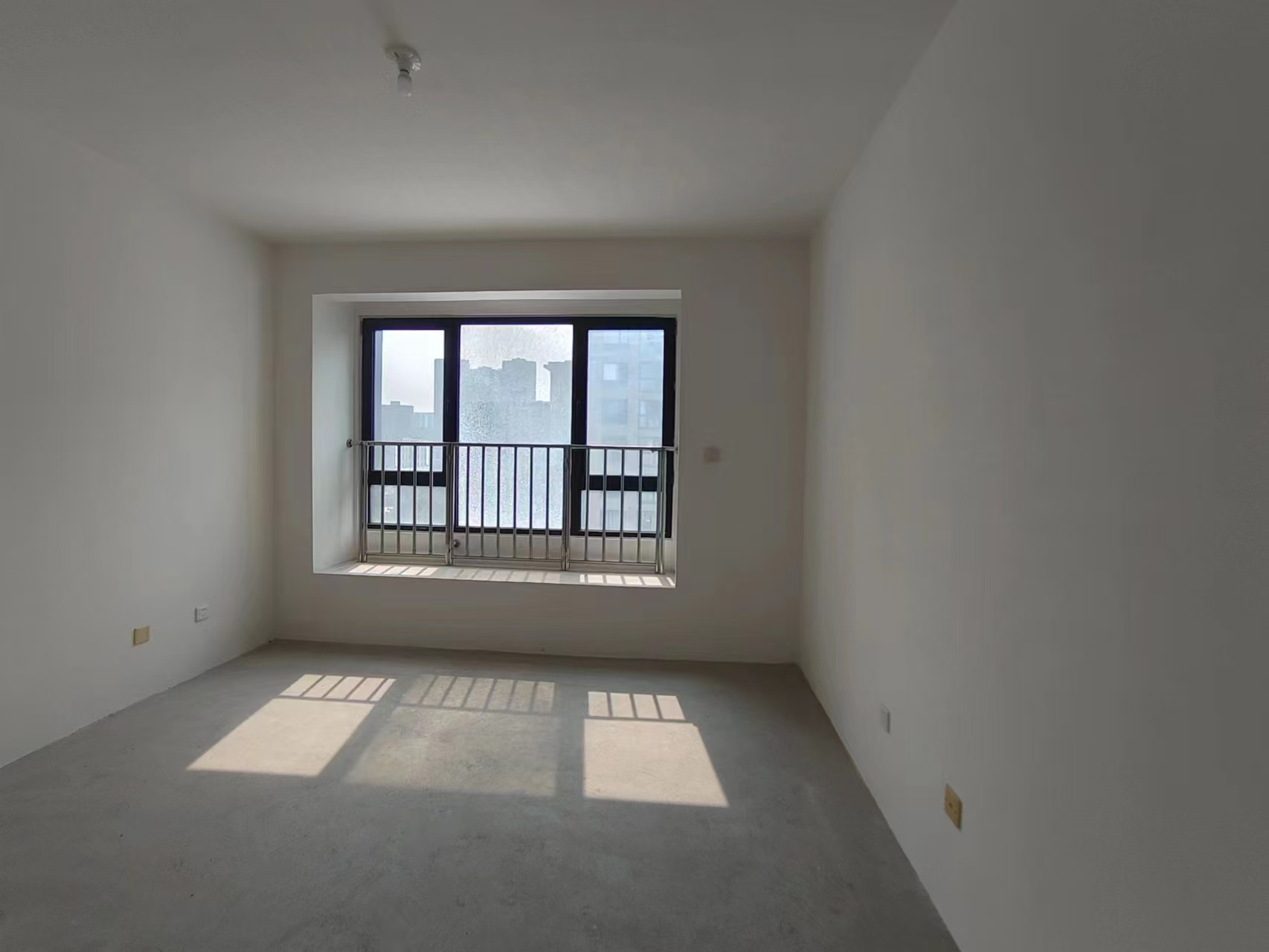 万濠山庄 3室2厅2卫 143m&sup2;