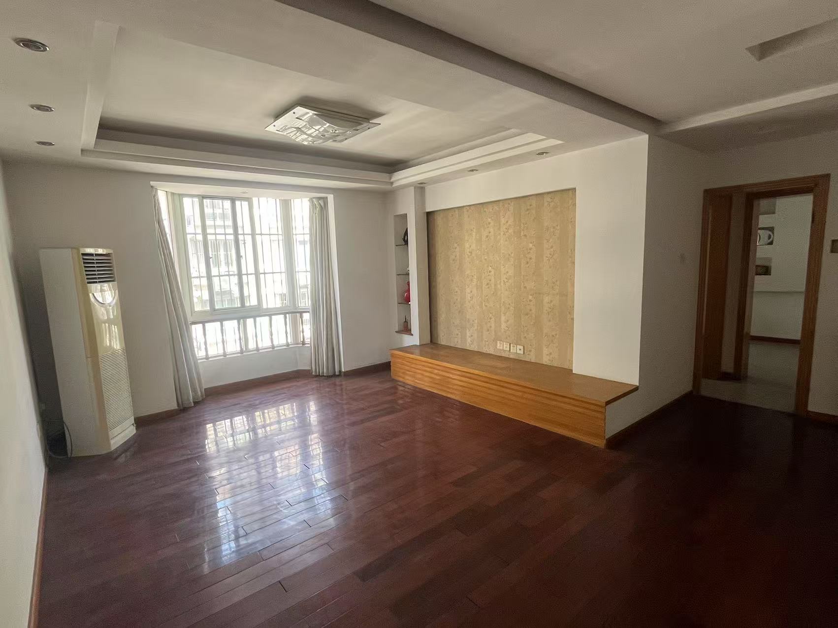外滩小区 3室2厅2卫 125m&sup2;