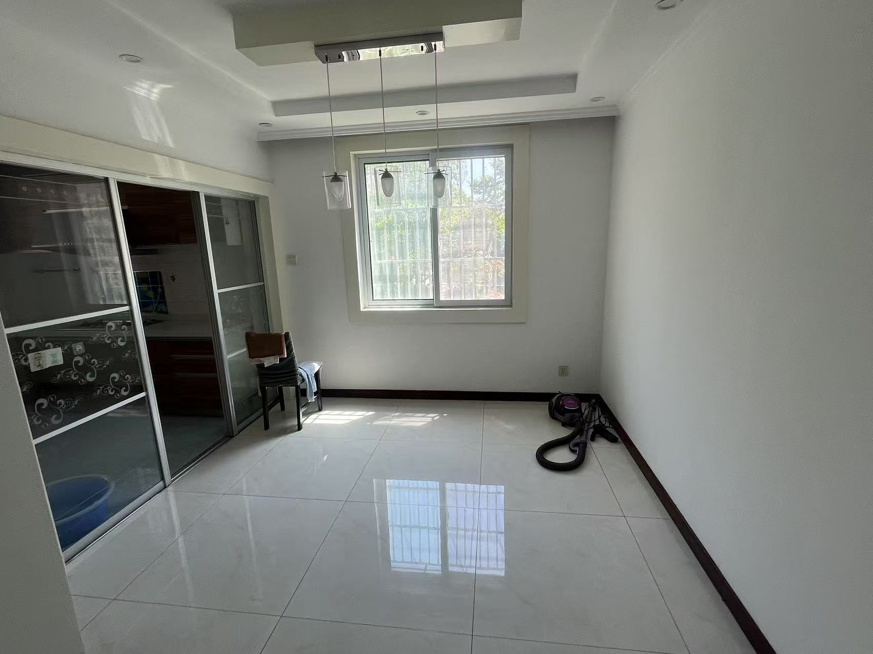 虹桥东村 3室2厅1卫 125m²