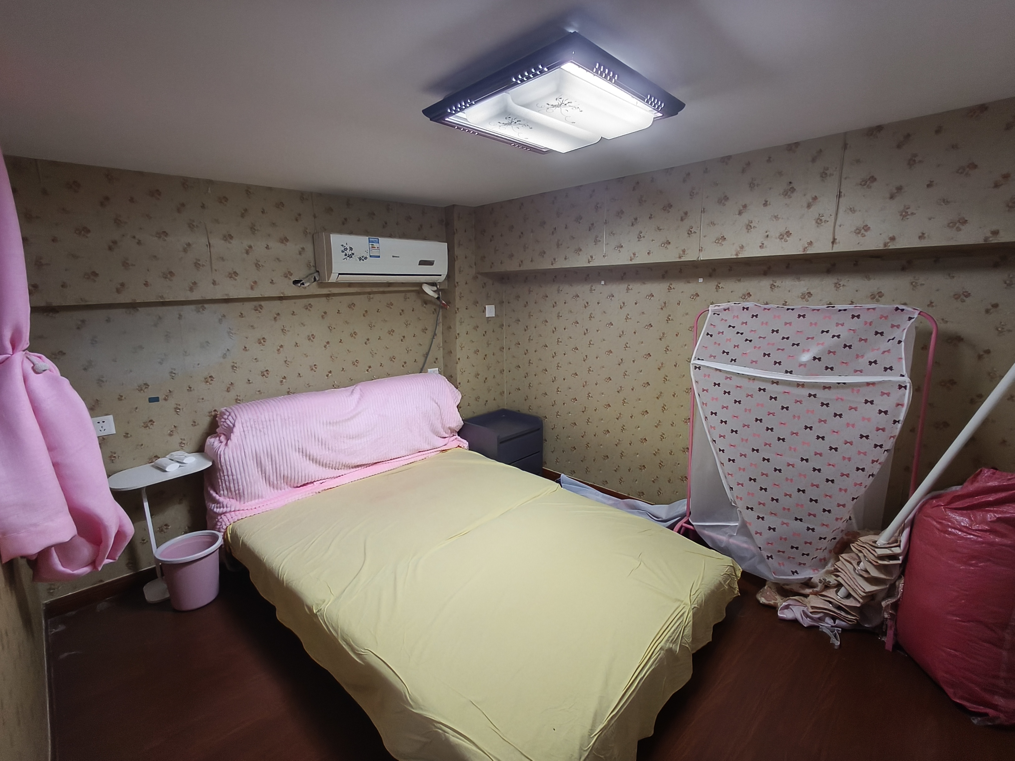 太阳鑫城 4室2厅2卫 46.00m&sup2;