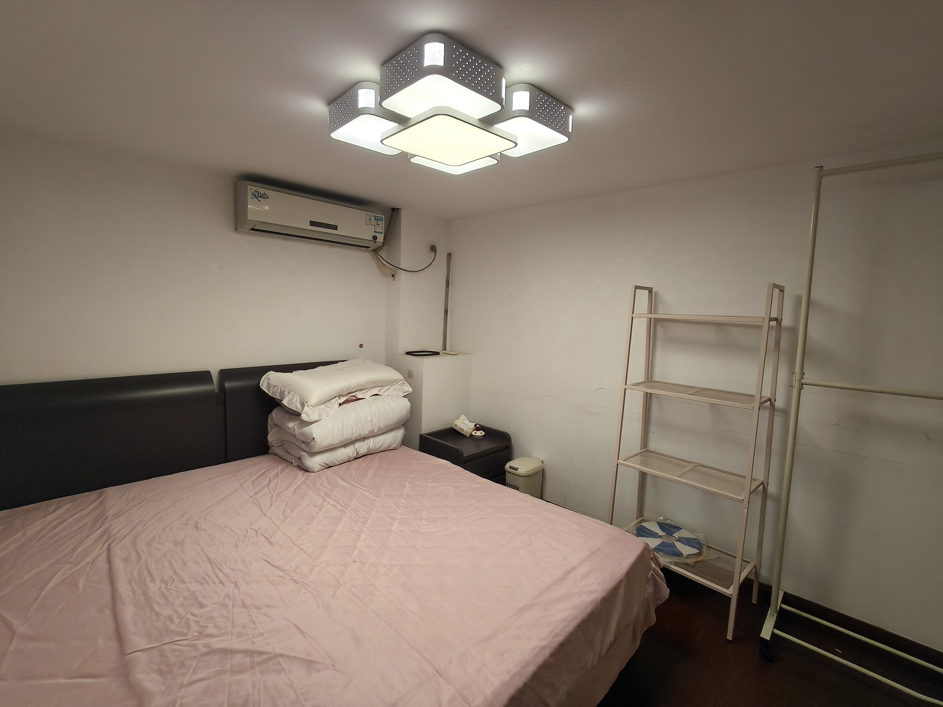 太阳鑫城 4室2厅2卫 46.00m&sup2;