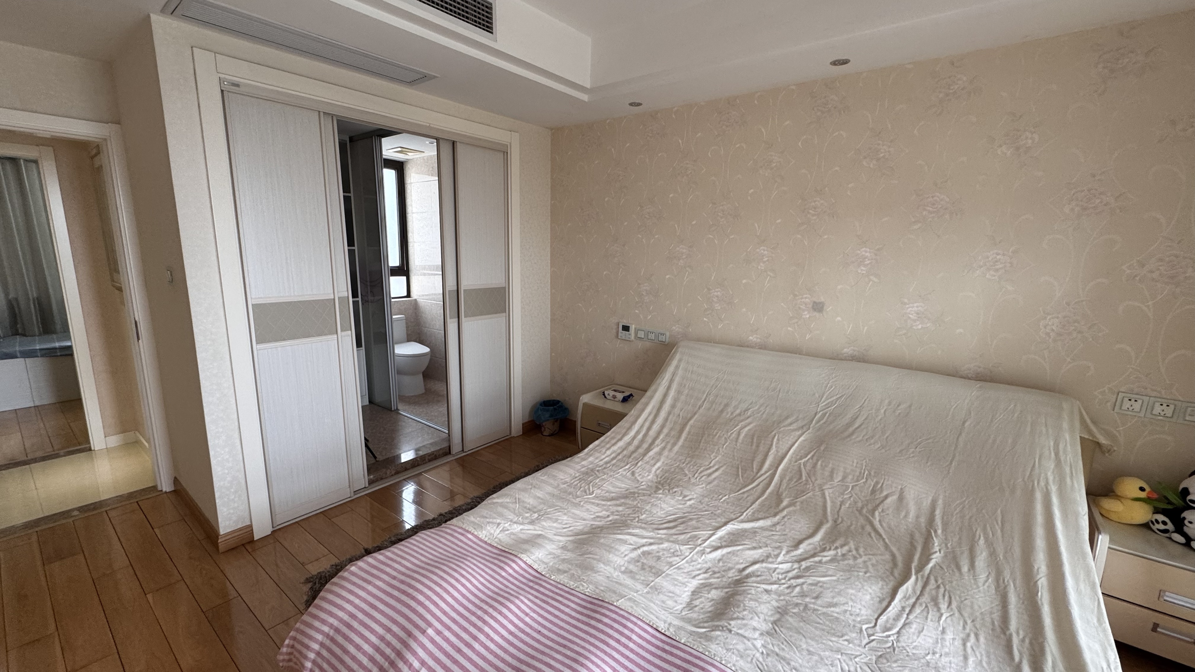 华强城一期 3室2厅2卫 118m&sup2;