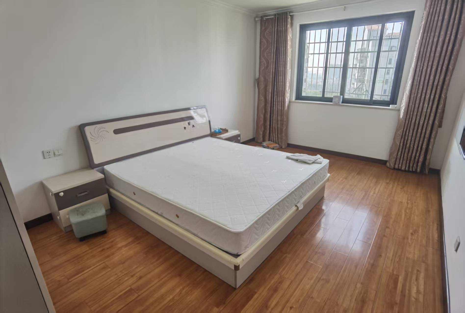 高迪晶城 3室2厅2卫 157m&sup2;