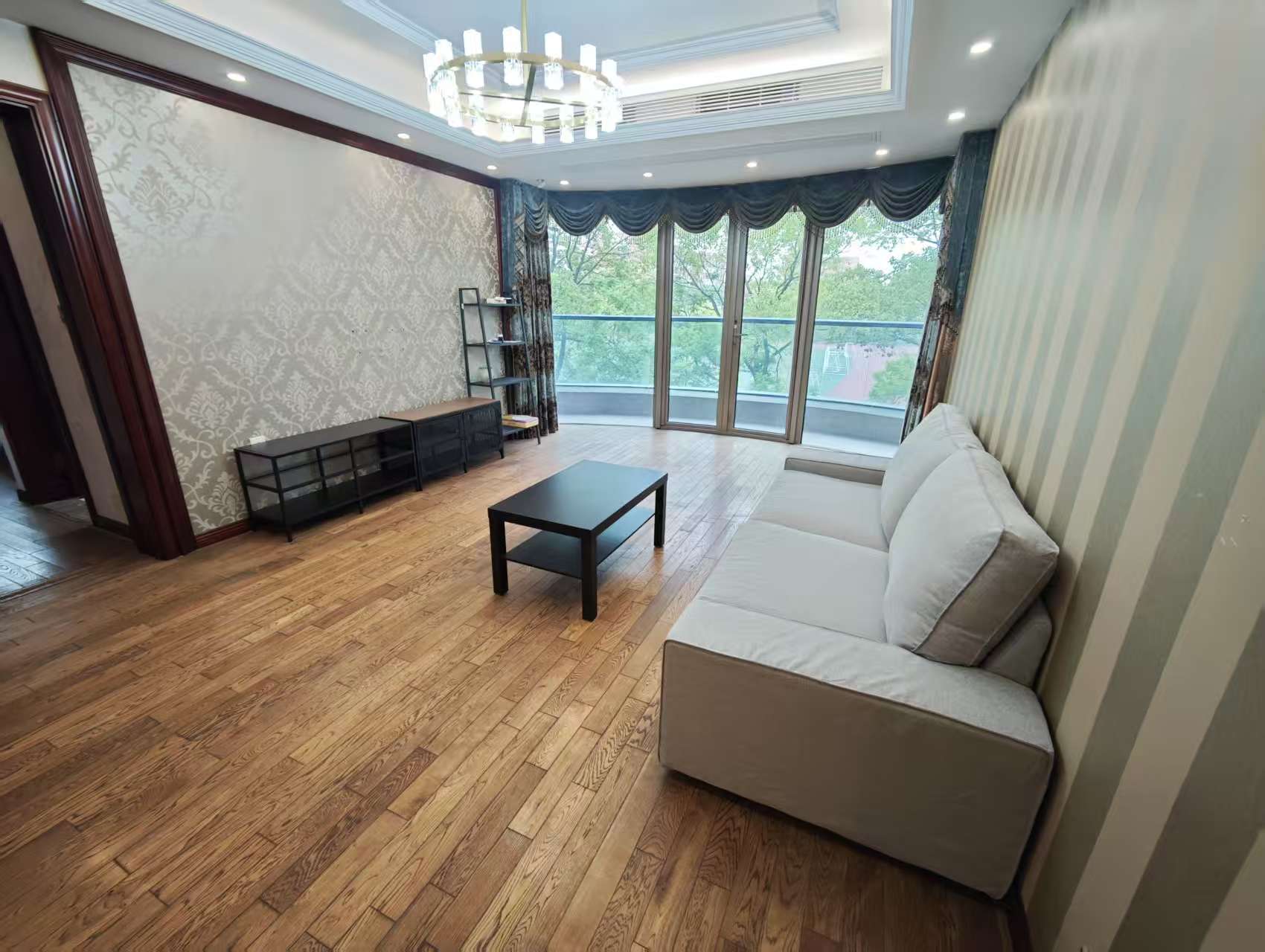 绿城玉兰公寓 3室2厅2卫 136m²