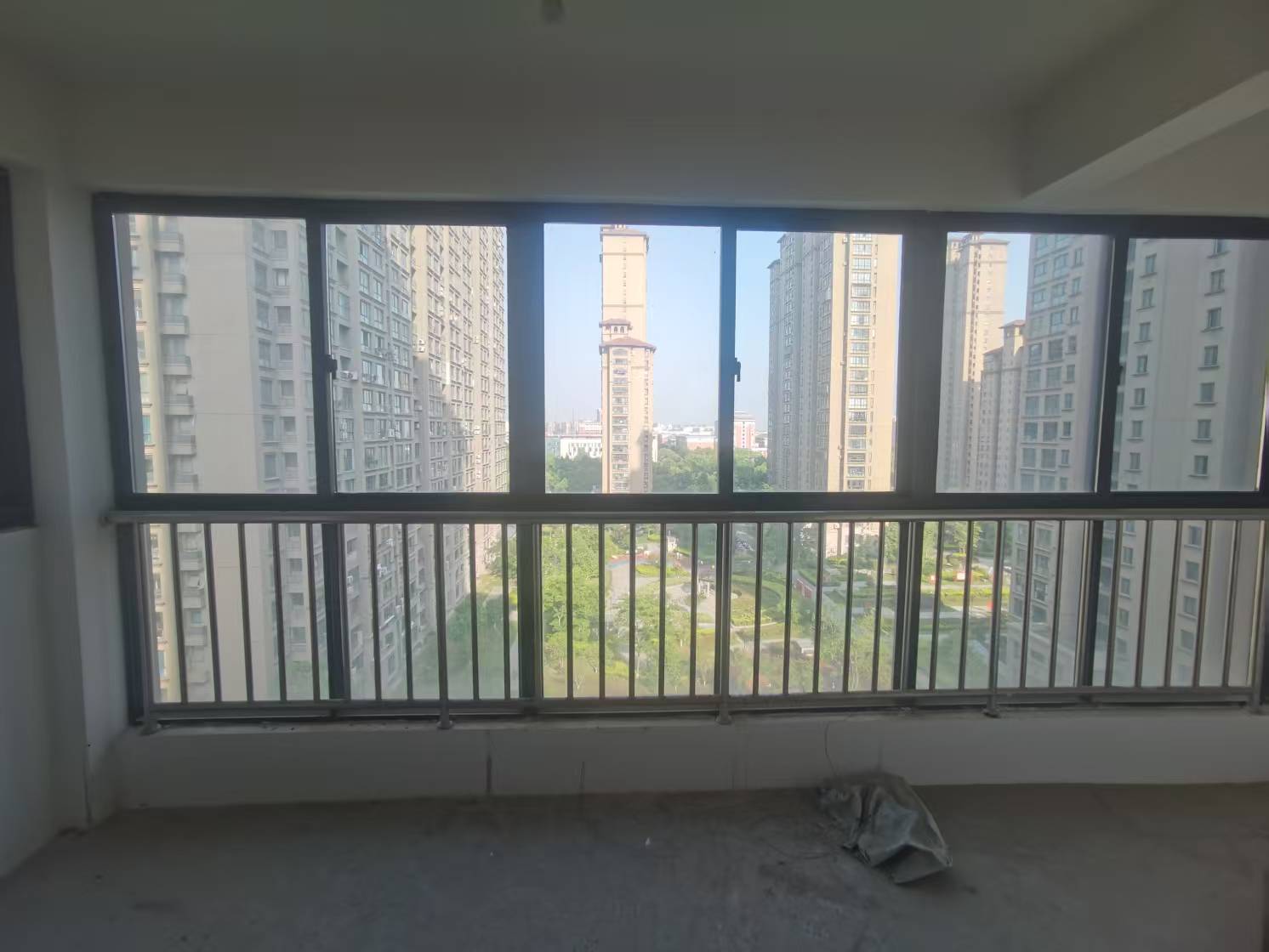 中港翡翠城 3室2厅2卫 106.97m&sup2;