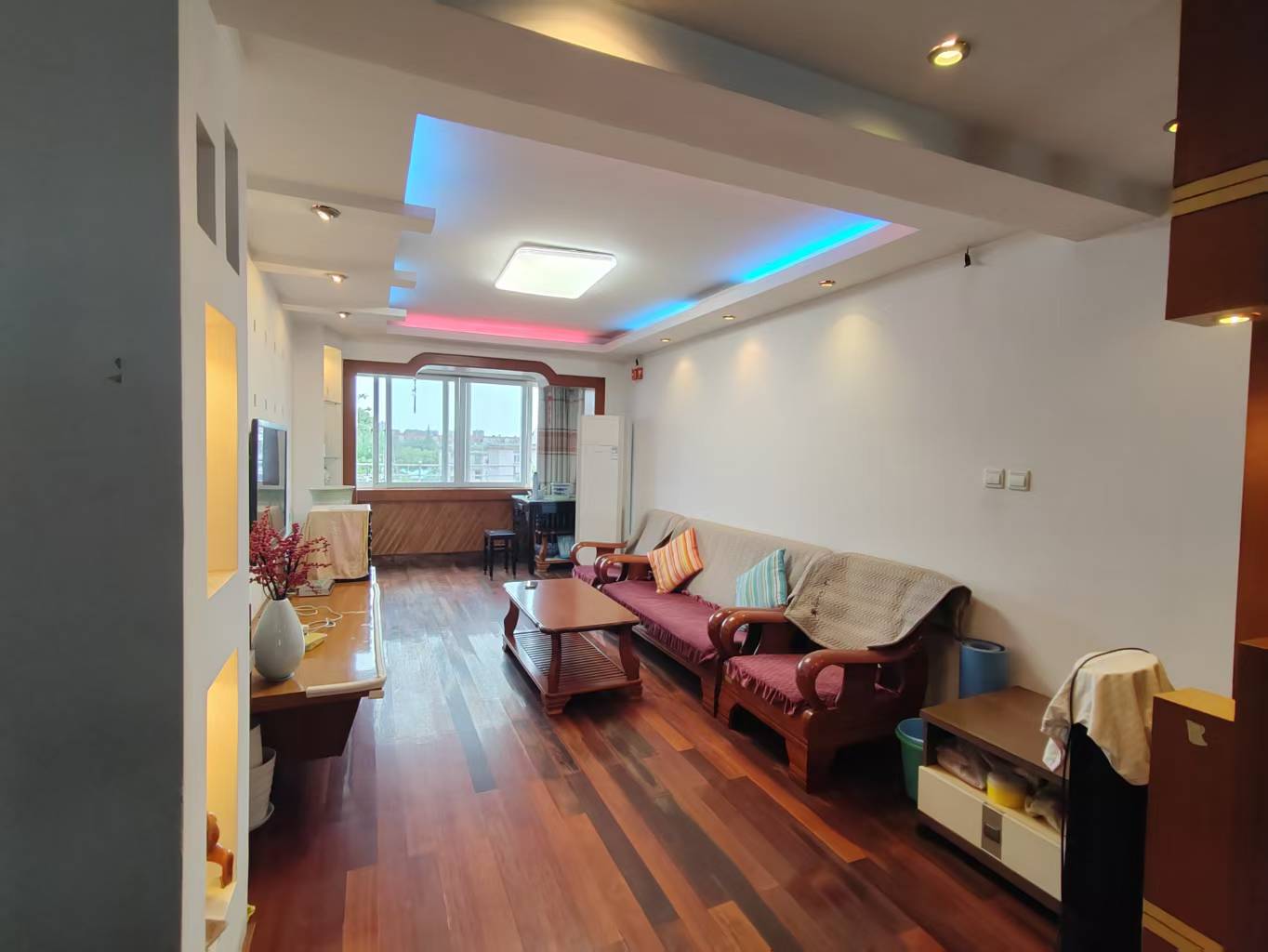 跃龙路93号 3室2厅2卫 135m&sup2;
