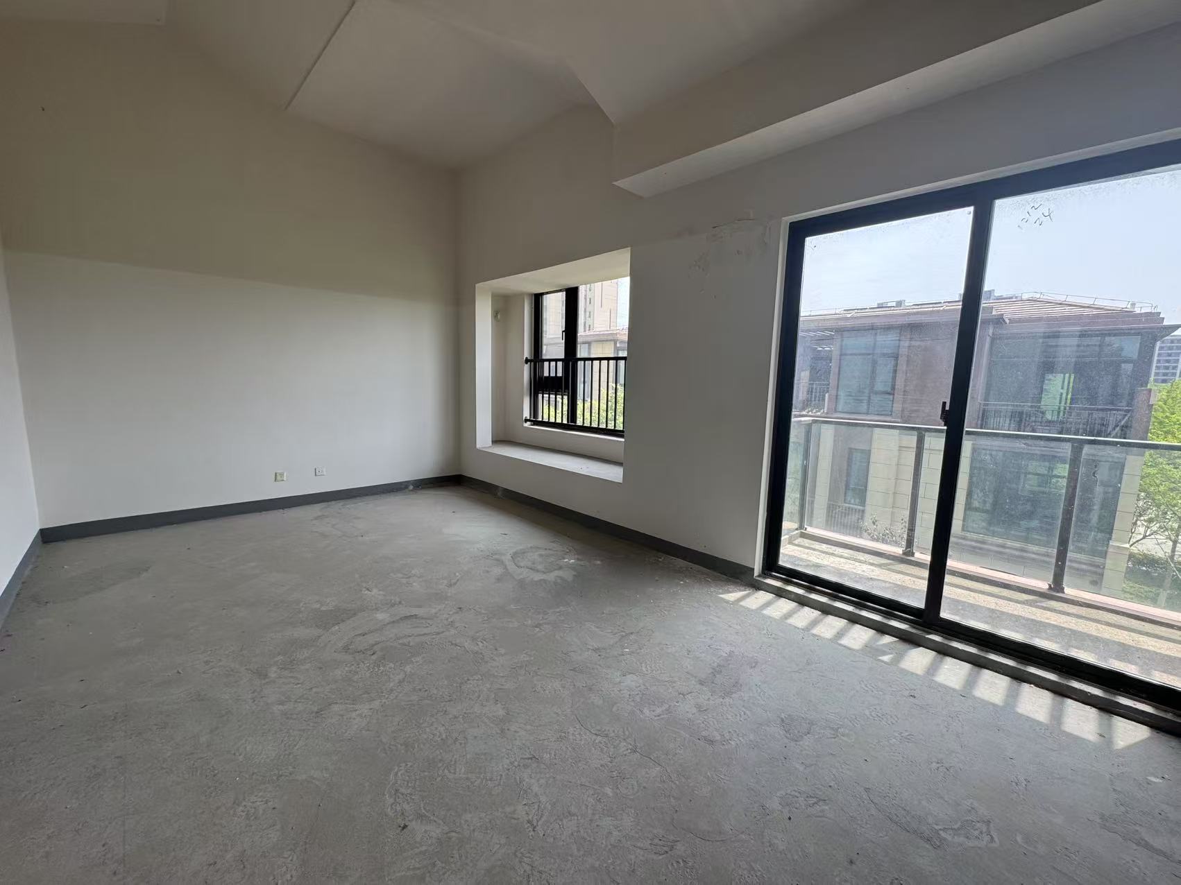 绿地新里城 4室2厅2卫 139m&sup2;