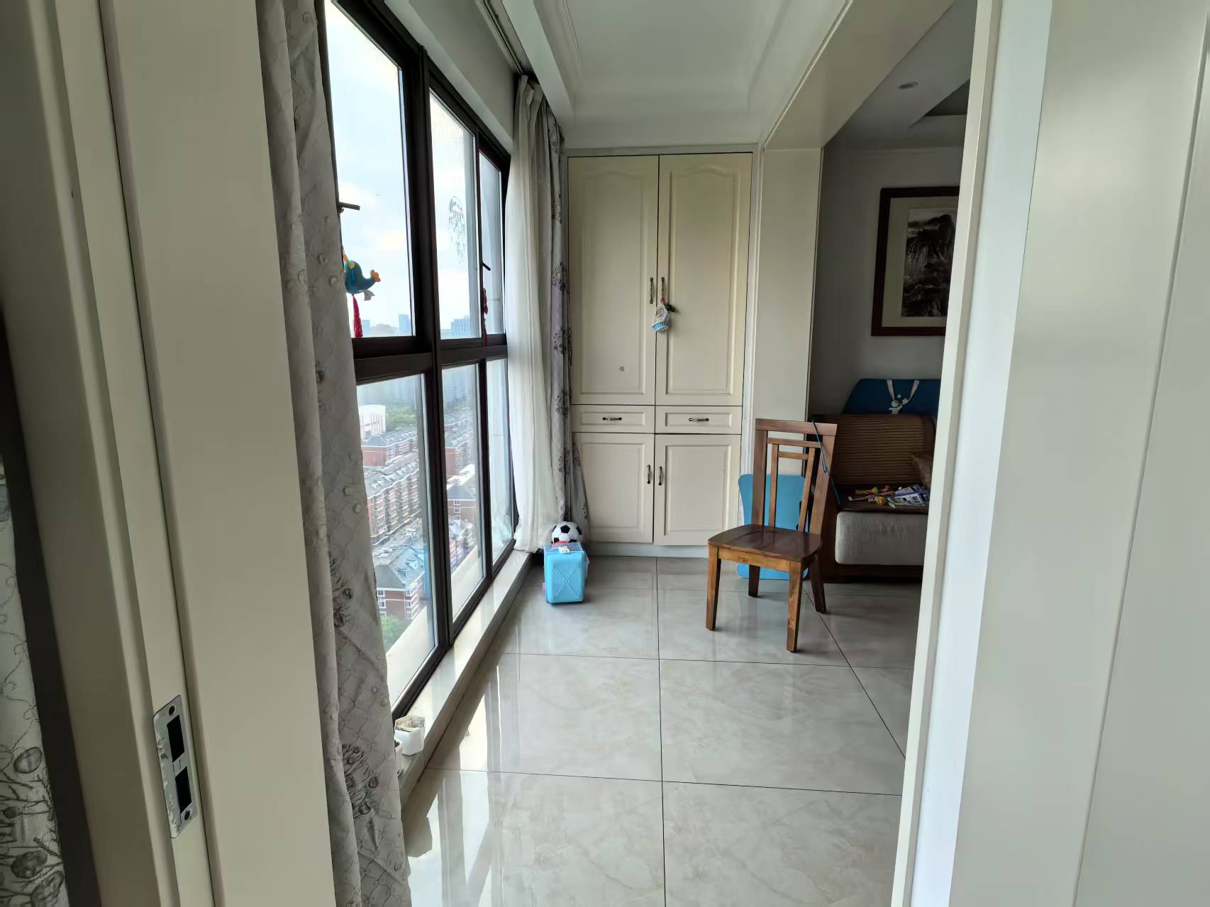 银洲&middot;皇家花园 3室2厅2卫 142m&sup2;