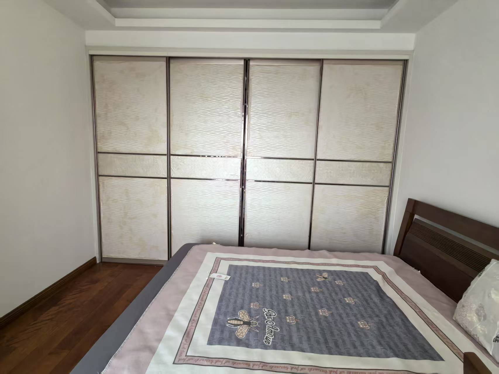银洲&middot;皇家花园 3室2厅2卫 142m&sup2;