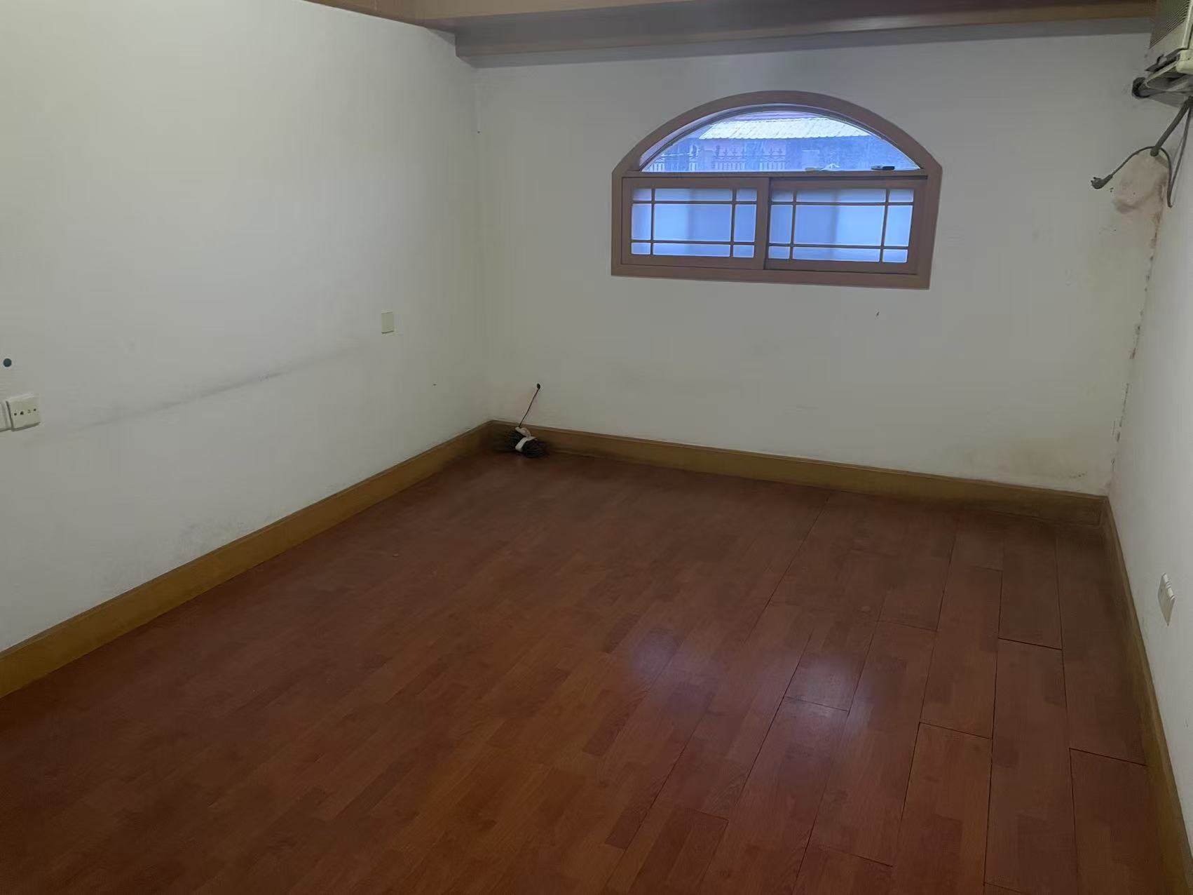 银花苑 6室2厅2卫 220m&sup2;