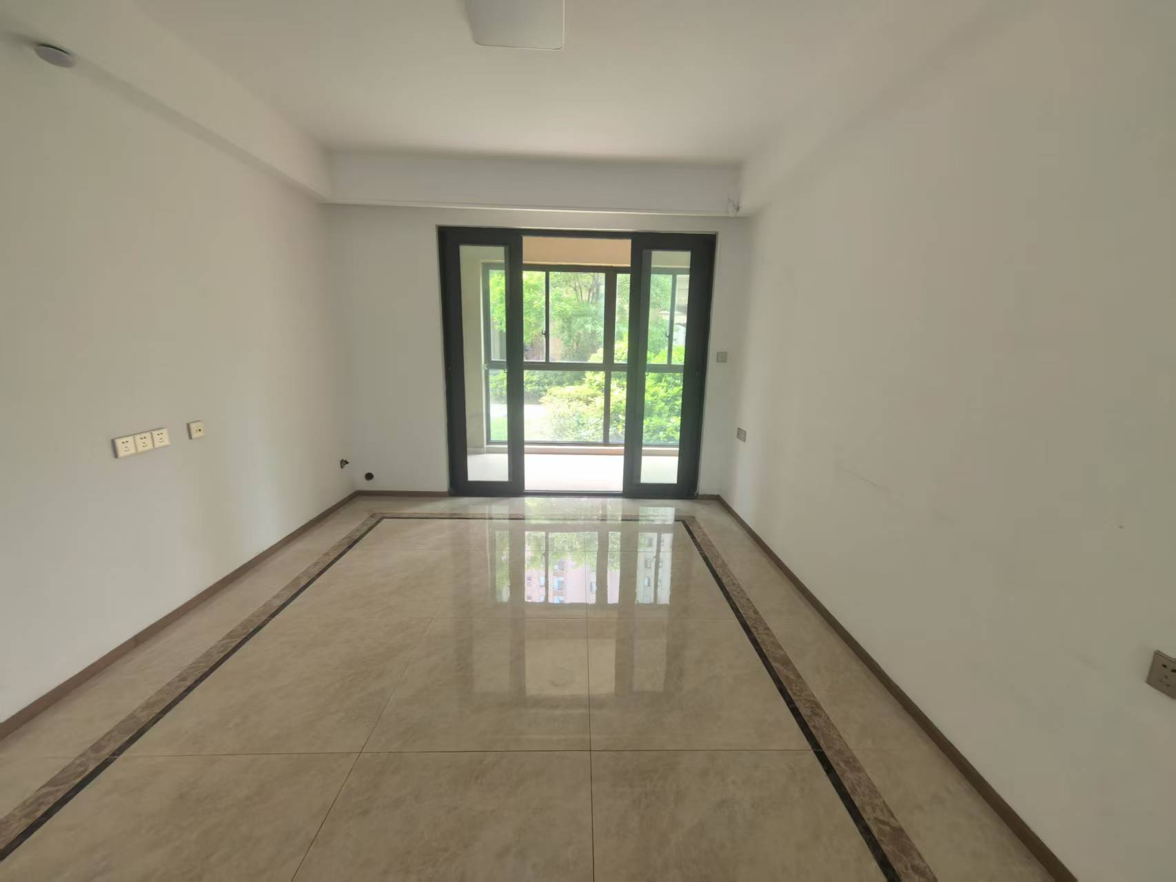 中南君悦府 2室2厅2卫 102.00m²