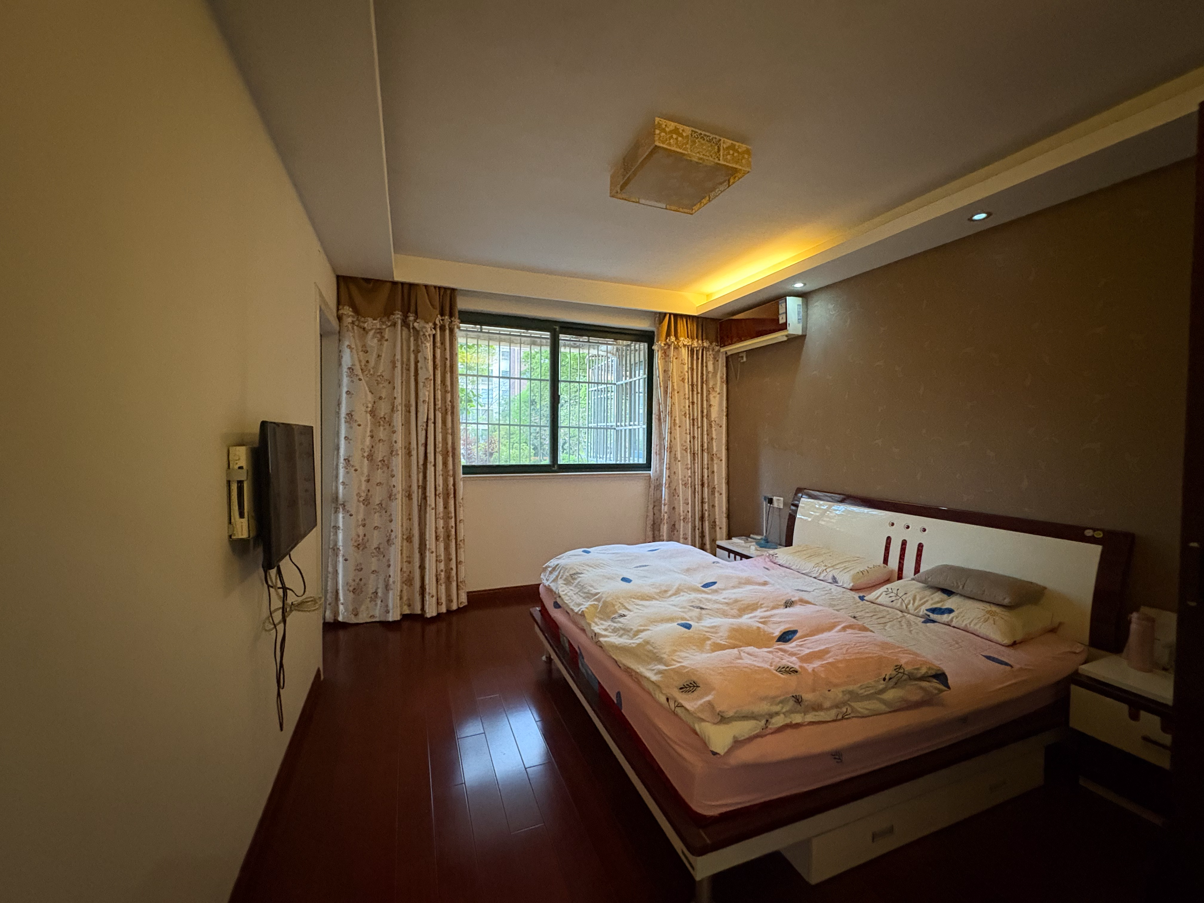 名人世家 4室2厅1卫 145m&sup2;