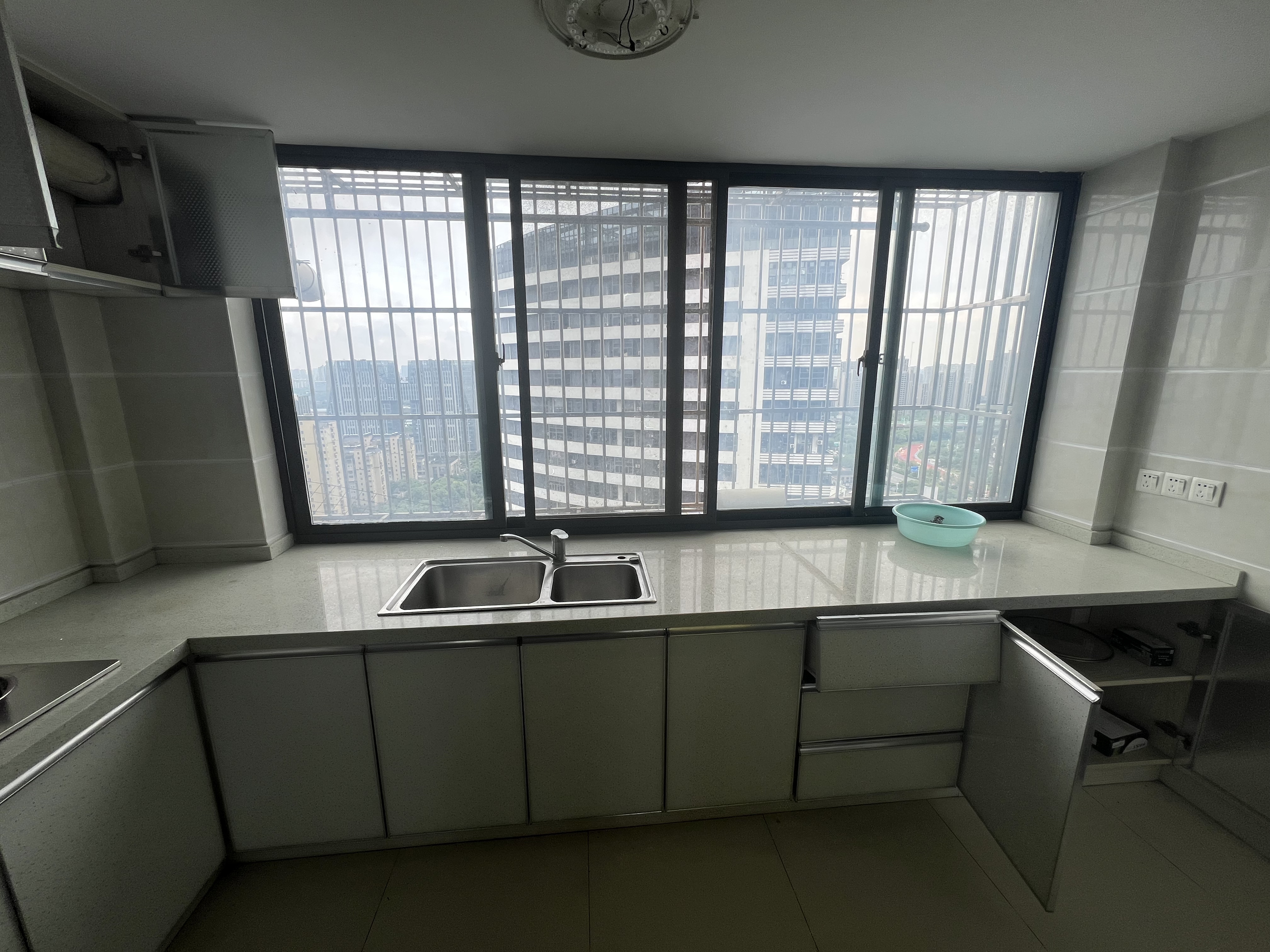 鸿运大厦 2室1厅2卫 64m&sup2;