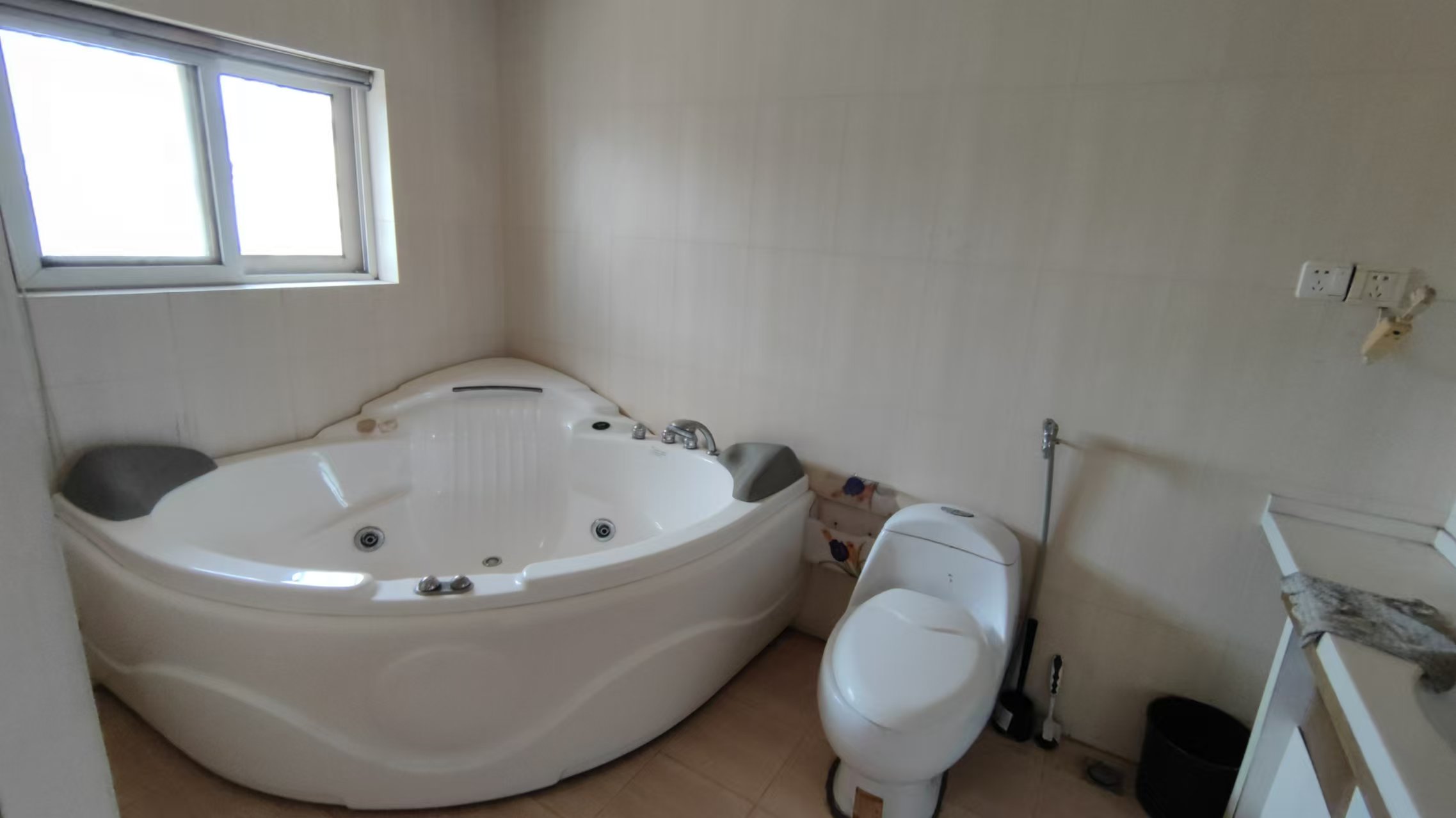 华侨花苑 6室3厅2卫 145m&sup2;