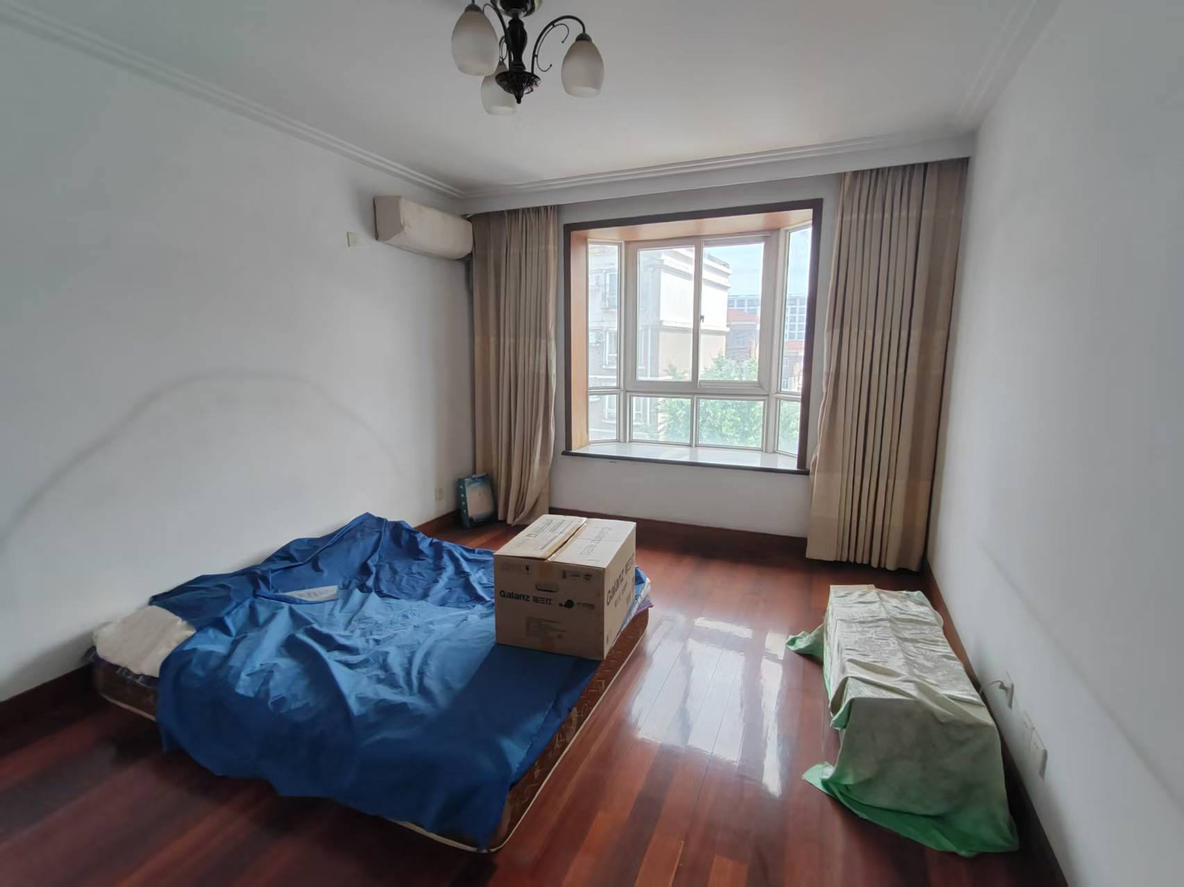 虹景园 3室2厅2卫 150m&sup2;