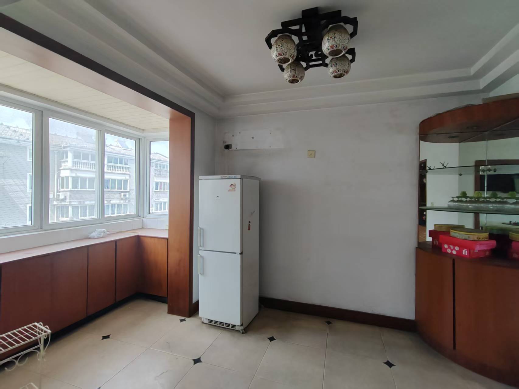 虹景园 3室2厅2卫 150m&sup2;