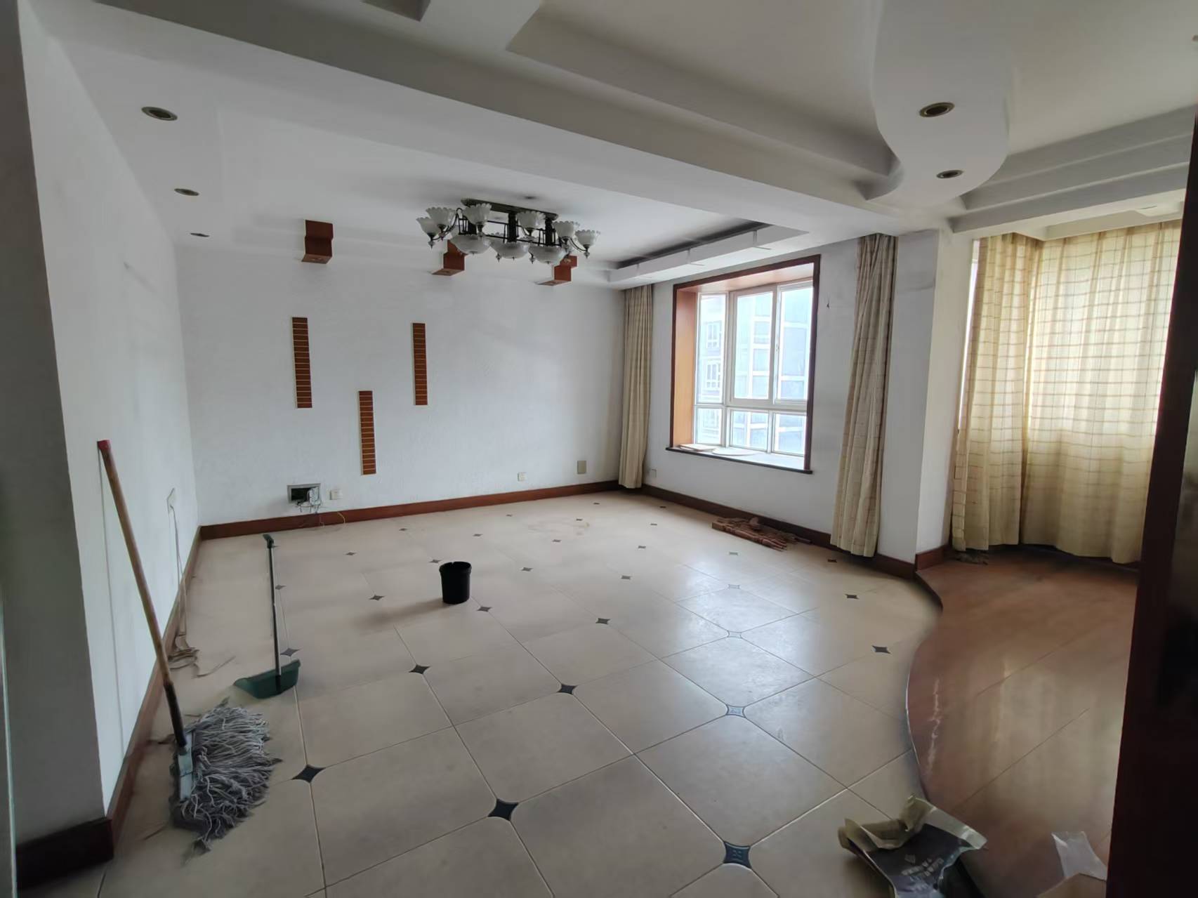 虹景园 3室2厅2卫 150m&sup2;