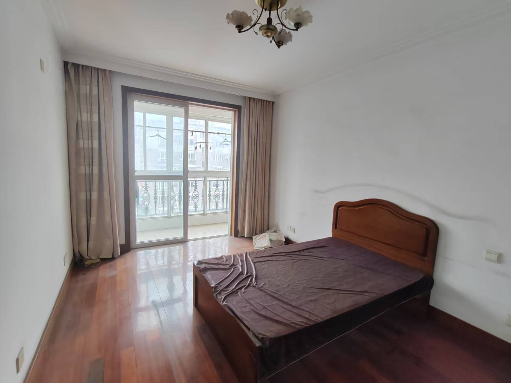 虹景园 3室2厅2卫 150m&sup2;