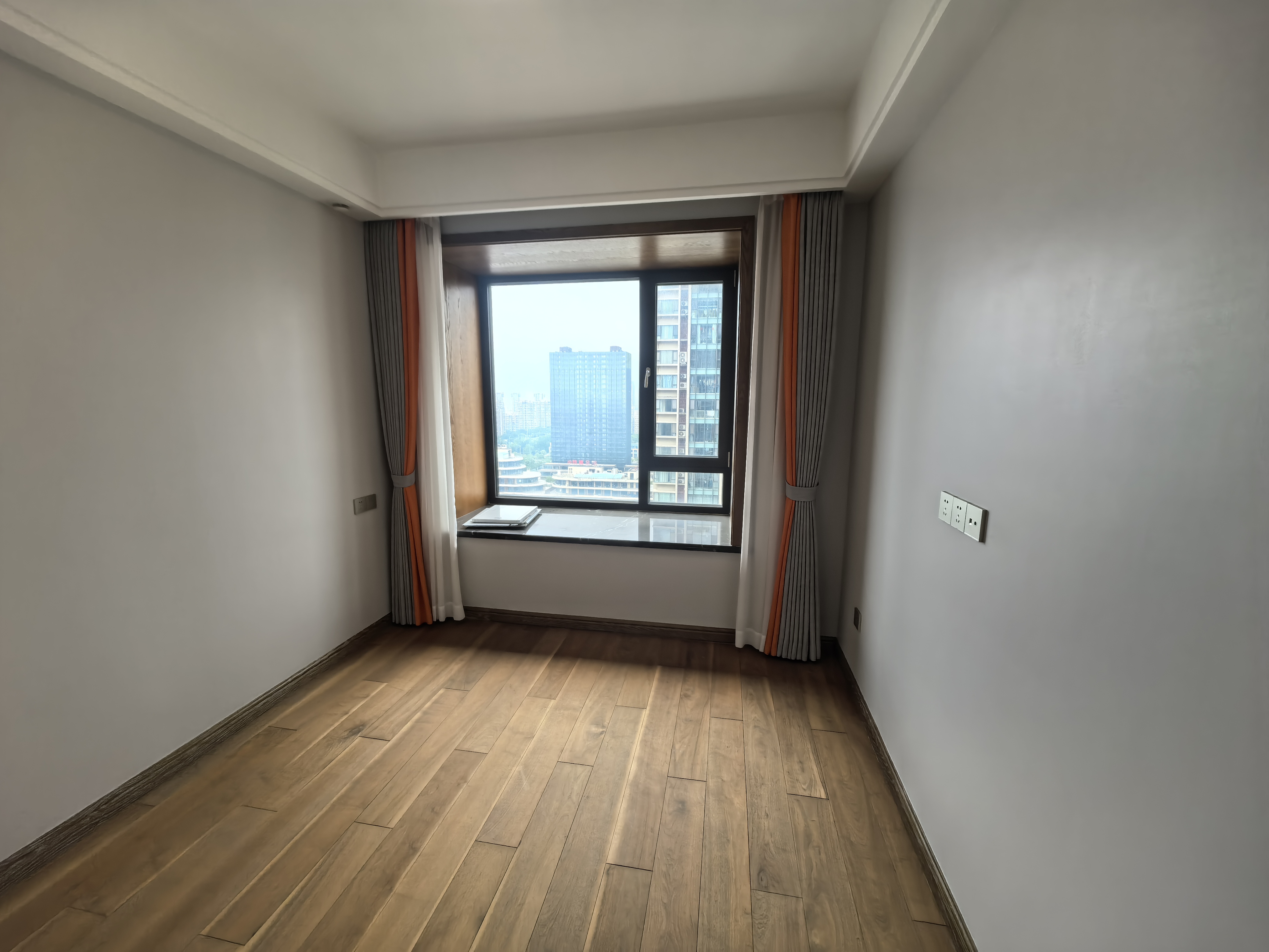 南山湖一号 4室2厅2卫 180m&sup2;