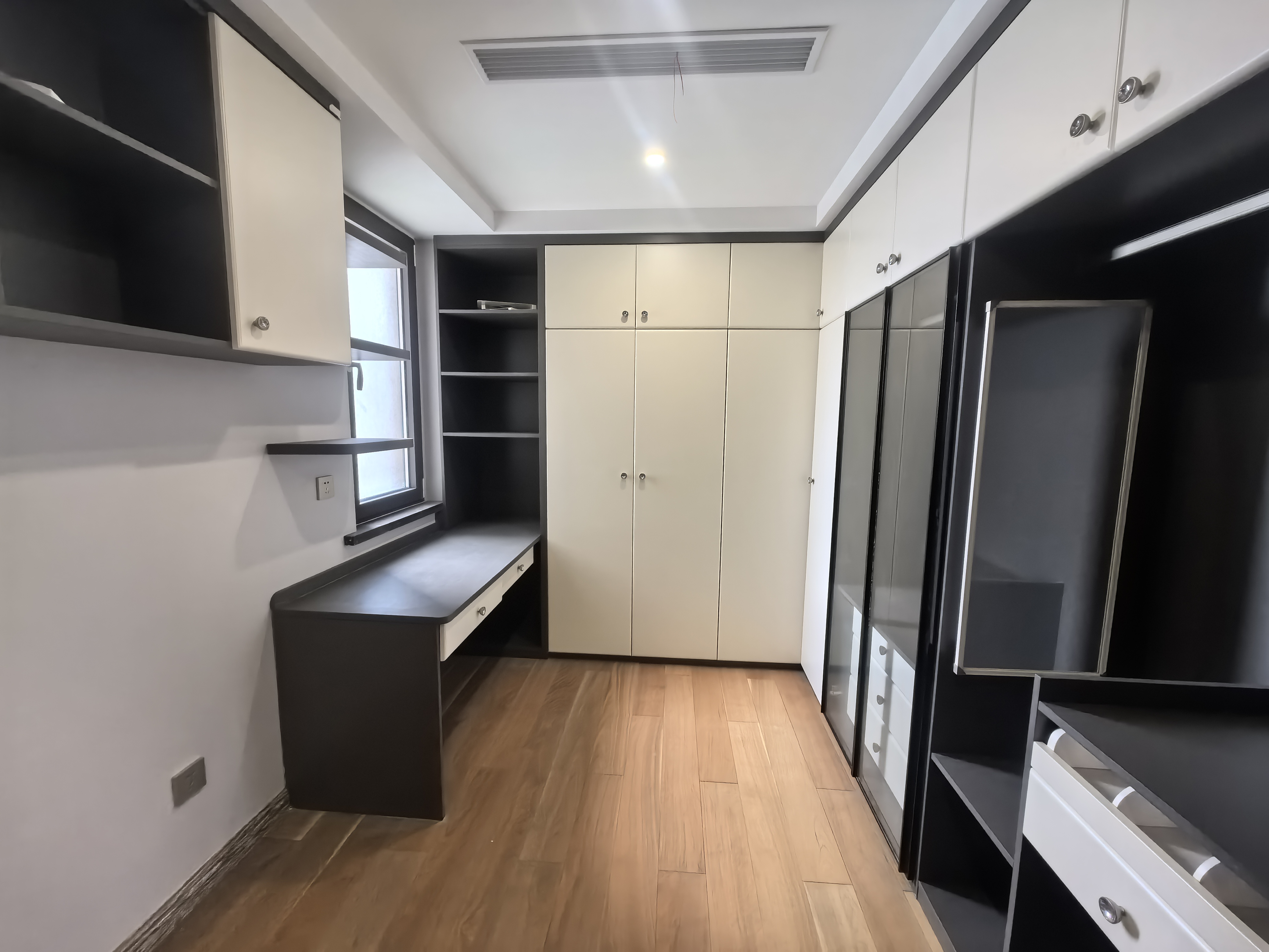 南山湖一号 4室2厅2卫 180m&sup2;