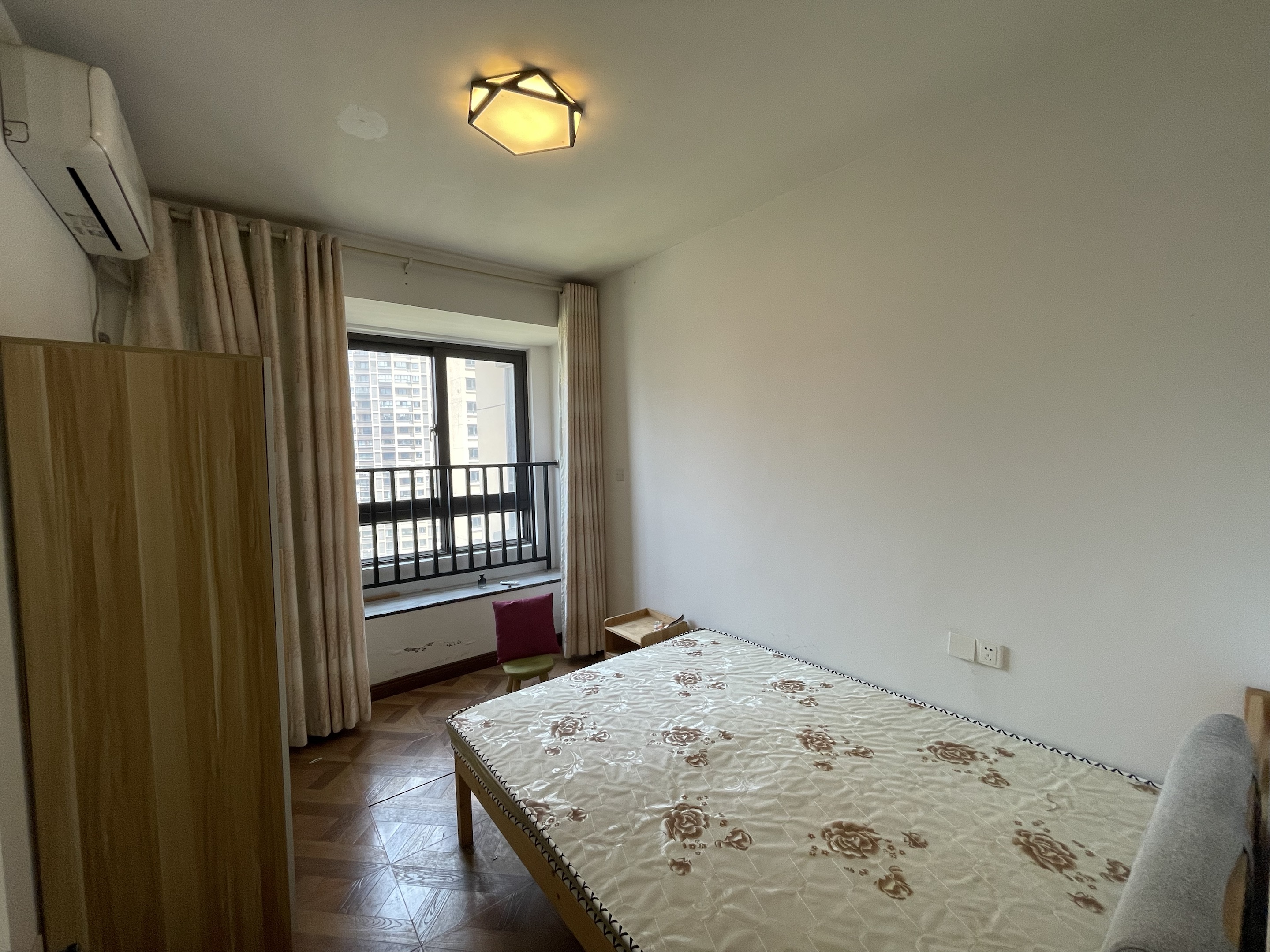 保利香槟国际 4室2厅2卫 142m&sup2;