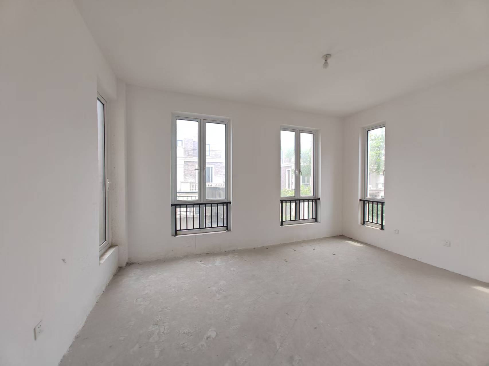 顺发御园 4室2厅3卫 310m&sup2;