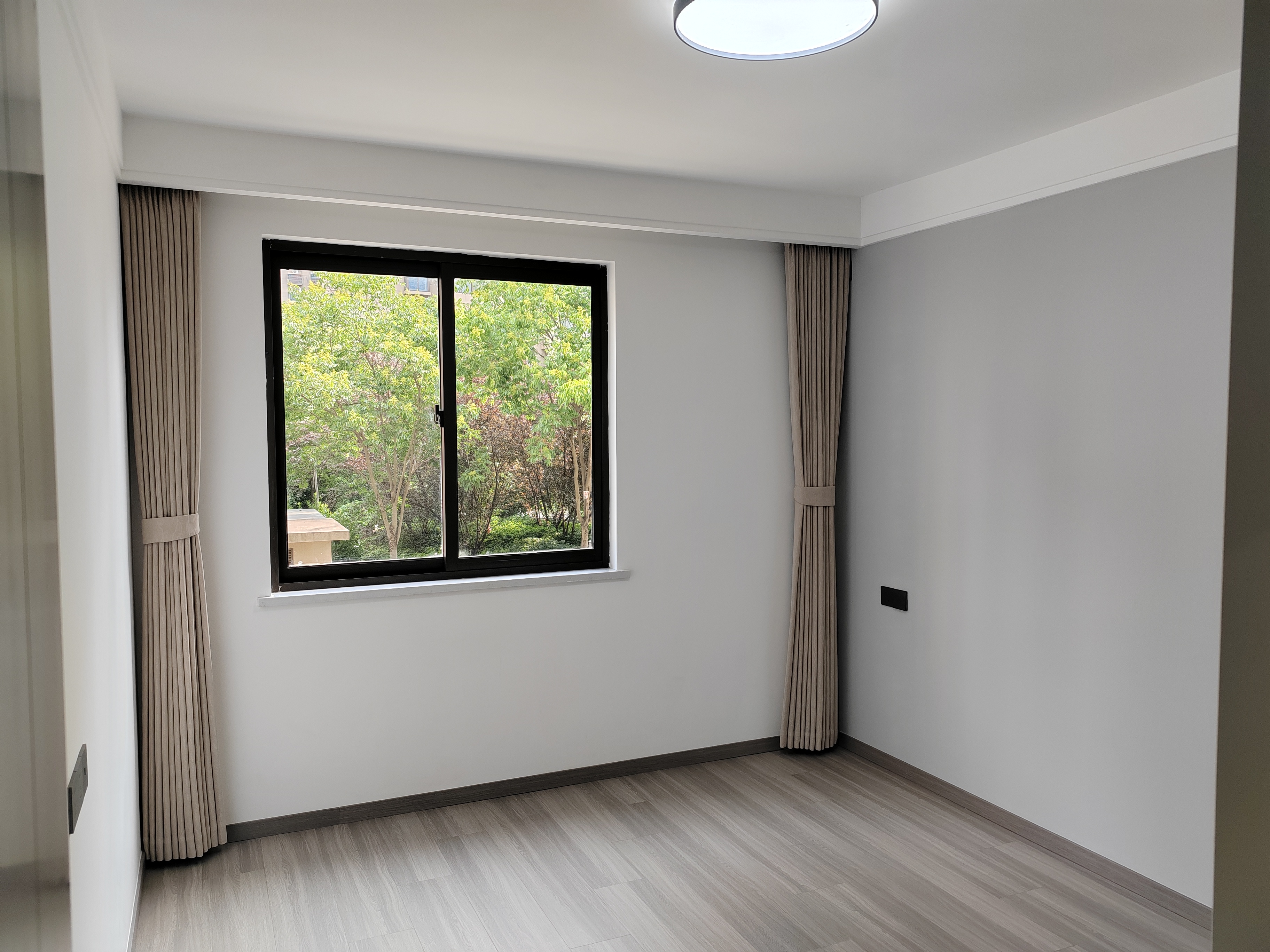 世家花园 3室2厅2卫 137.00m&sup2;