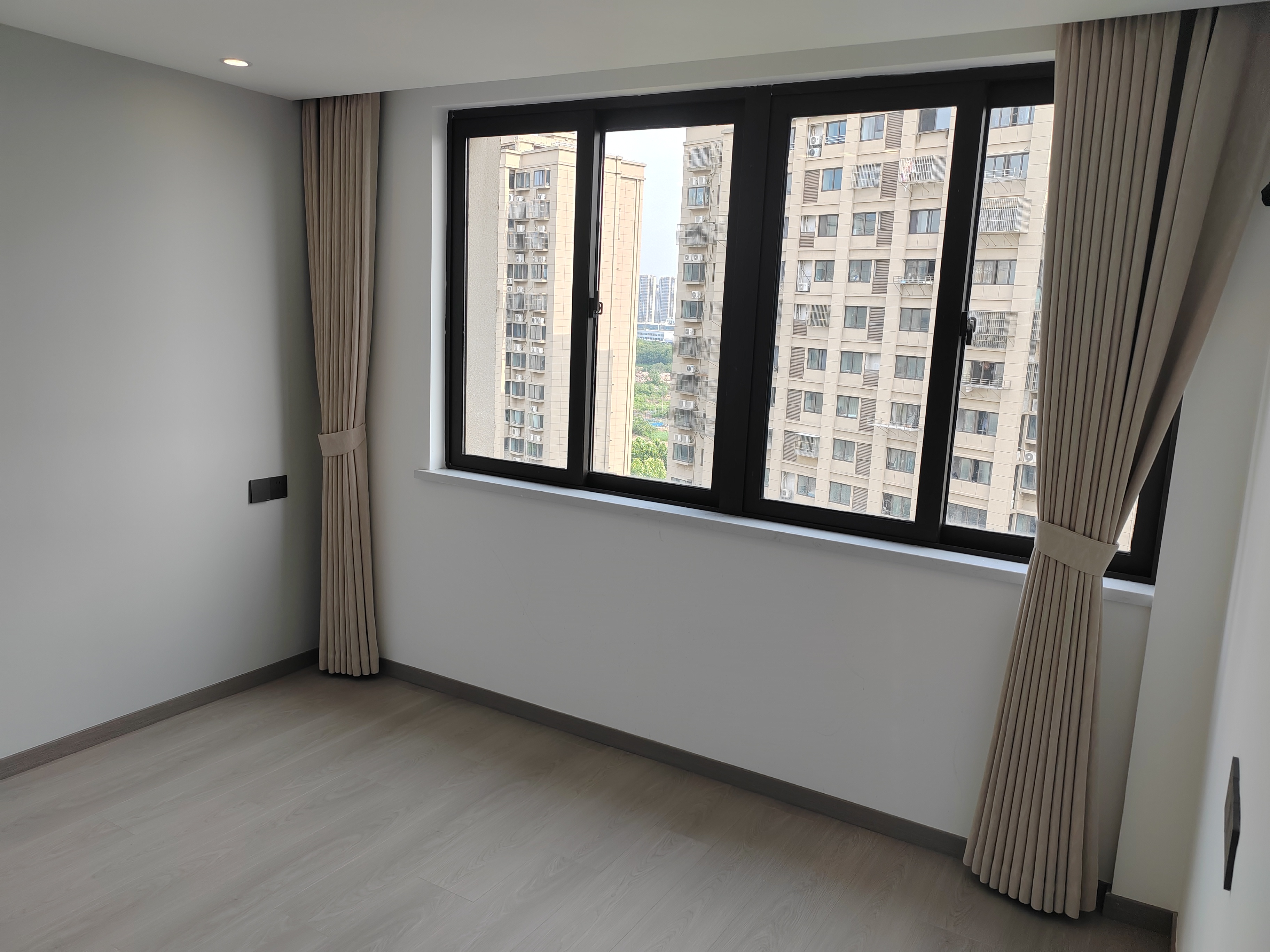 世家花园 3室2厅1卫 128m&sup2;