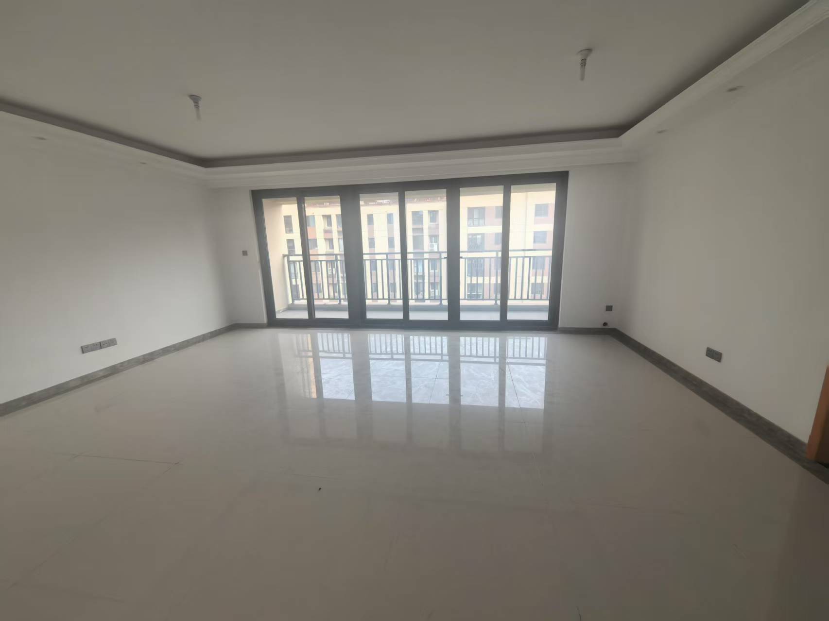 富力院士廷 4室2厅3卫 171.00m²