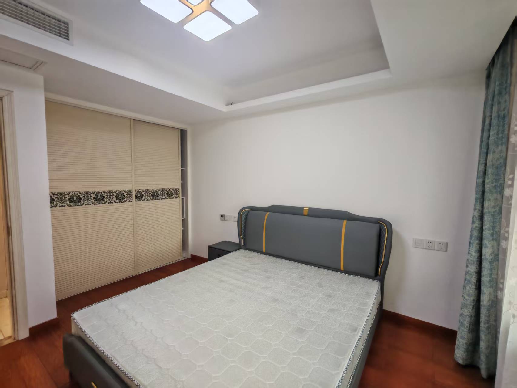 万达华府 3室2厅1卫 107m&sup2;