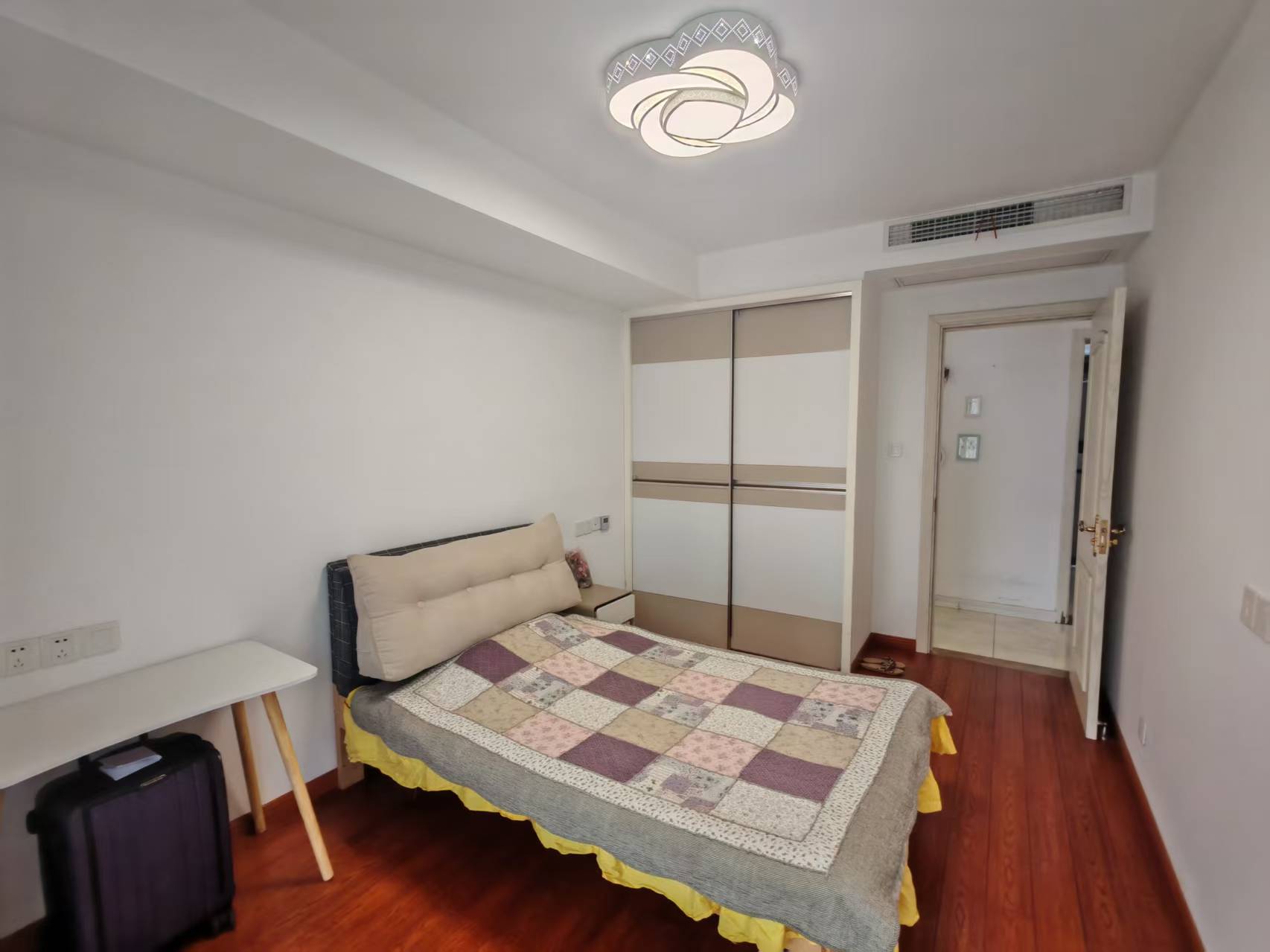 万达华府 3室2厅1卫 107m&sup2;