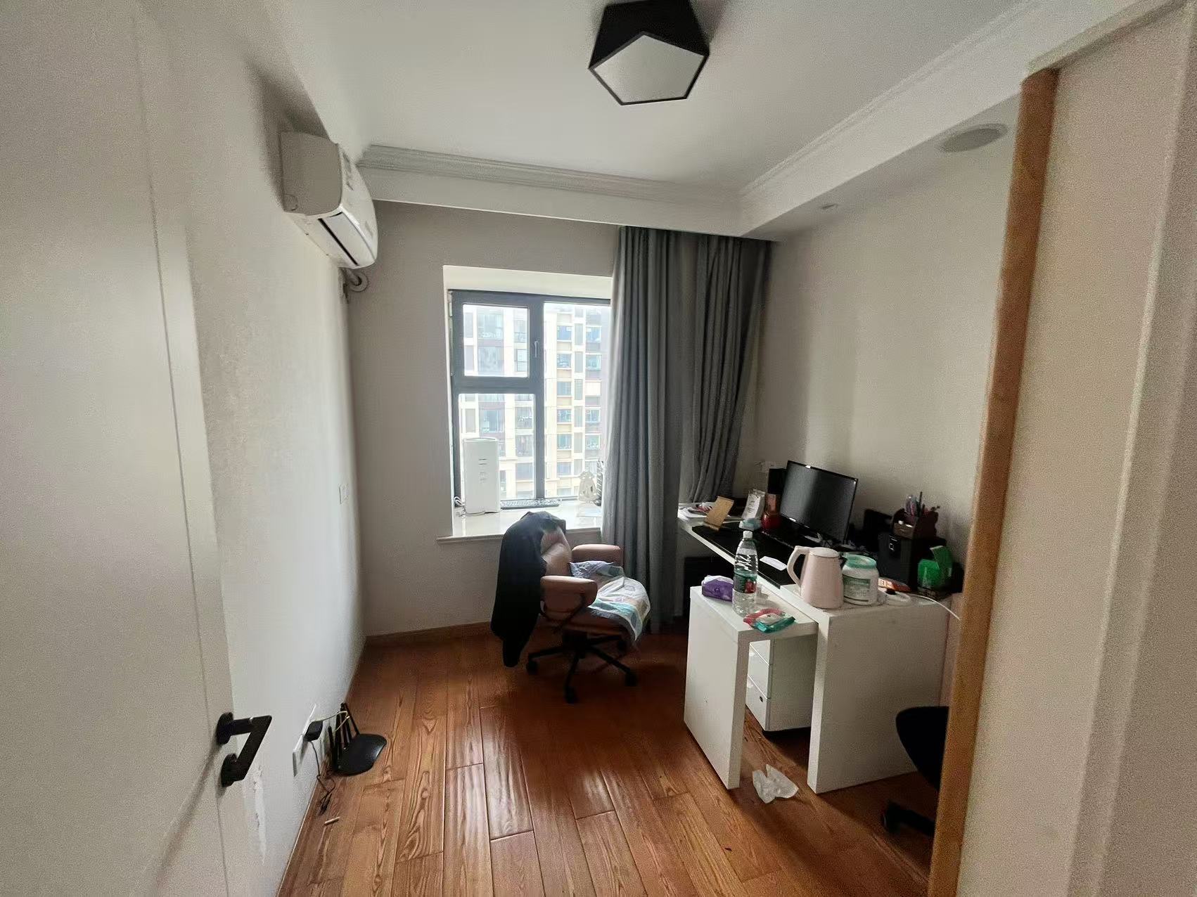 万达华府 4室2厅2卫 142m&sup2;
