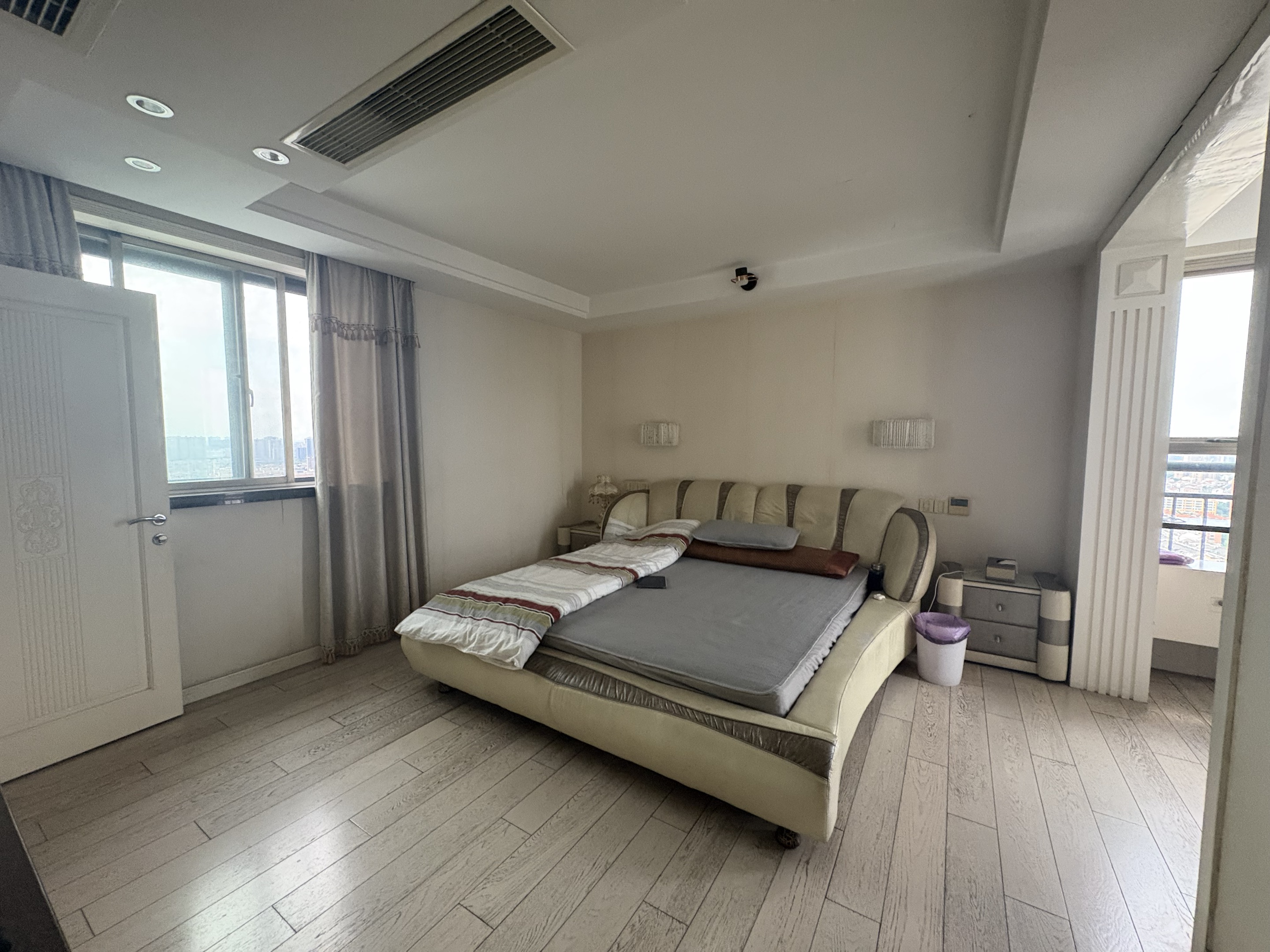 王府大厦 3室2厅2卫 215.03m&sup2;