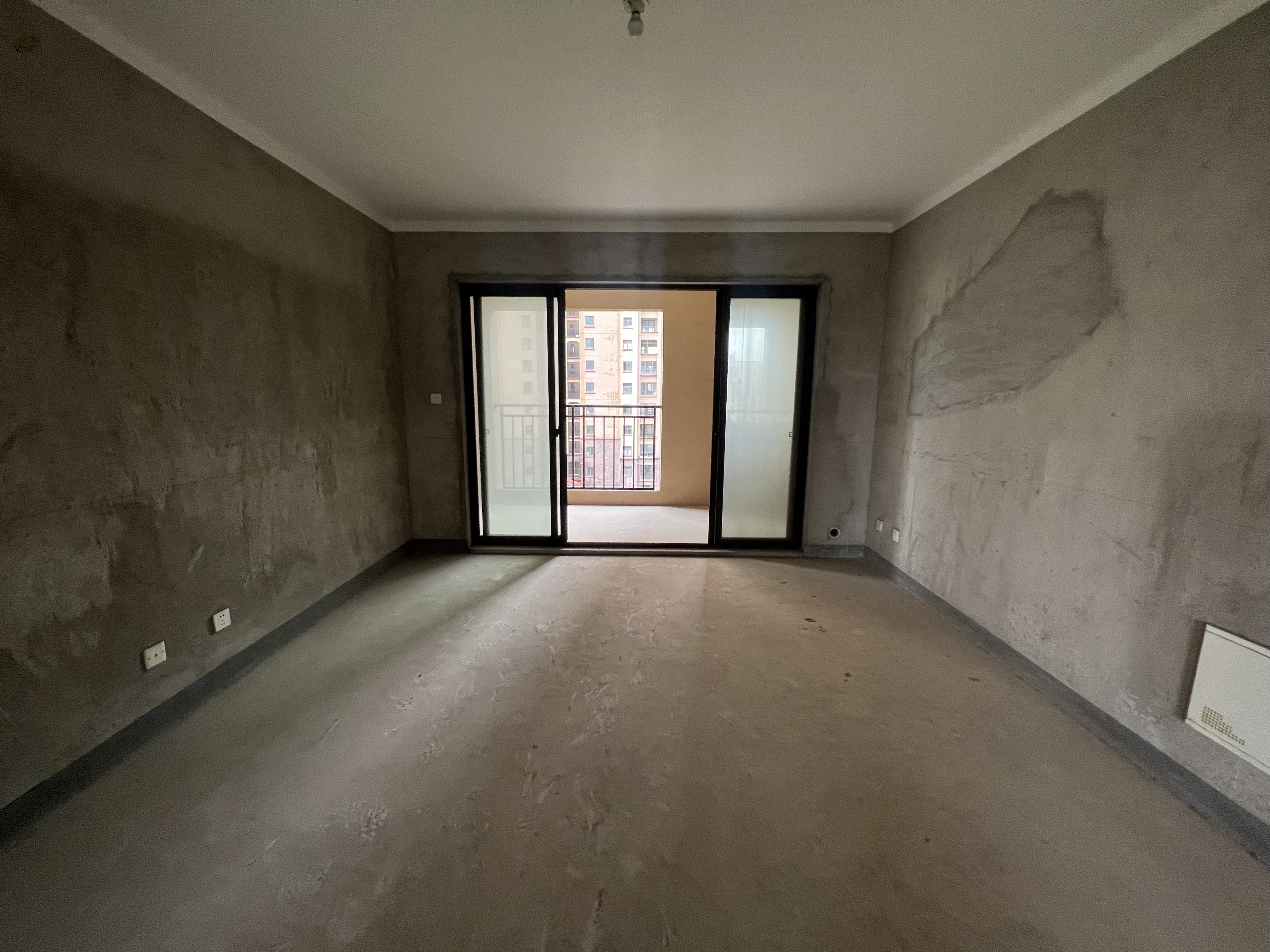华强城 3室2厅2卫 127.35m²
