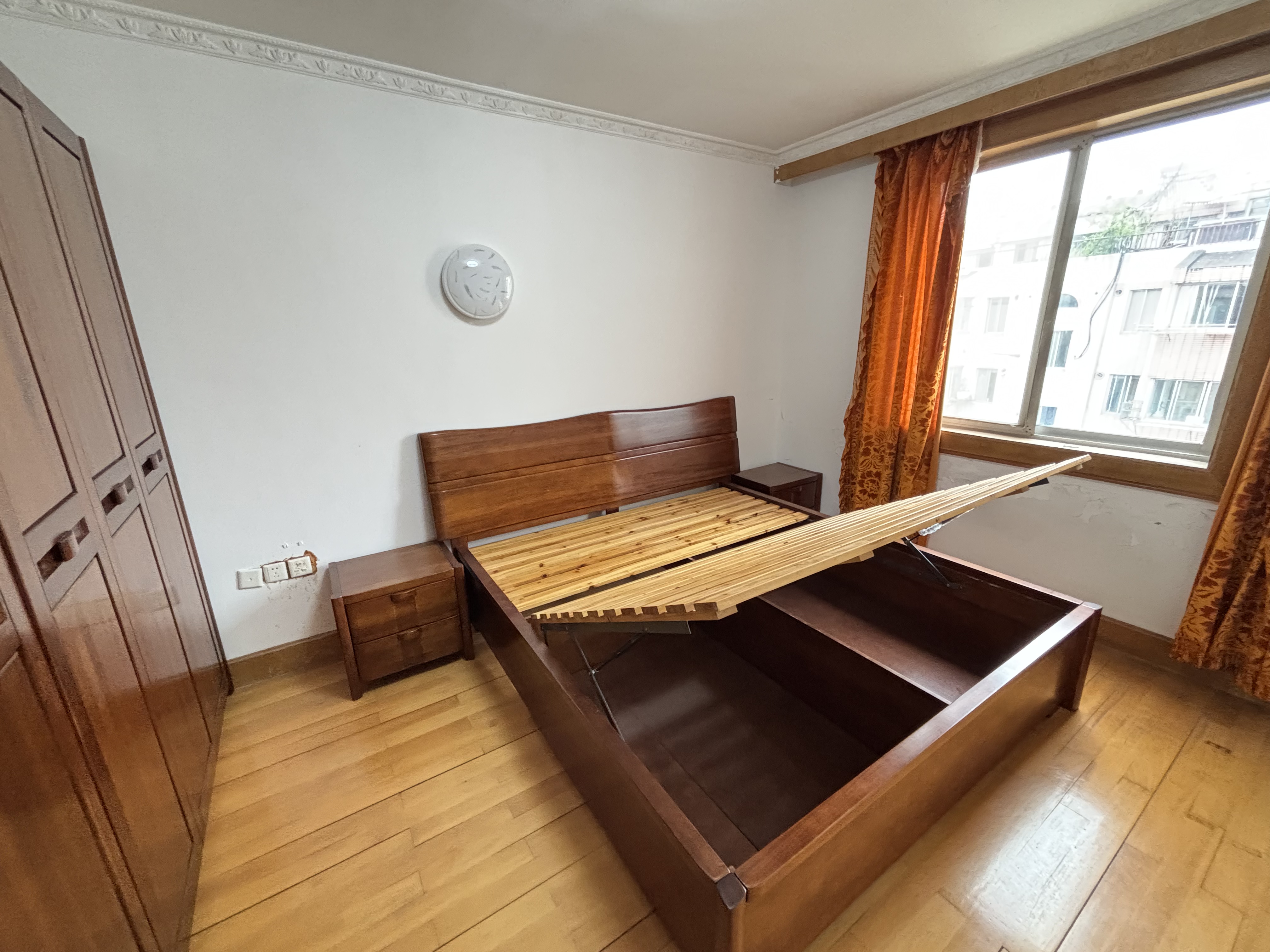 华侨花苑 2室1厅1卫 140.00m&sup2;